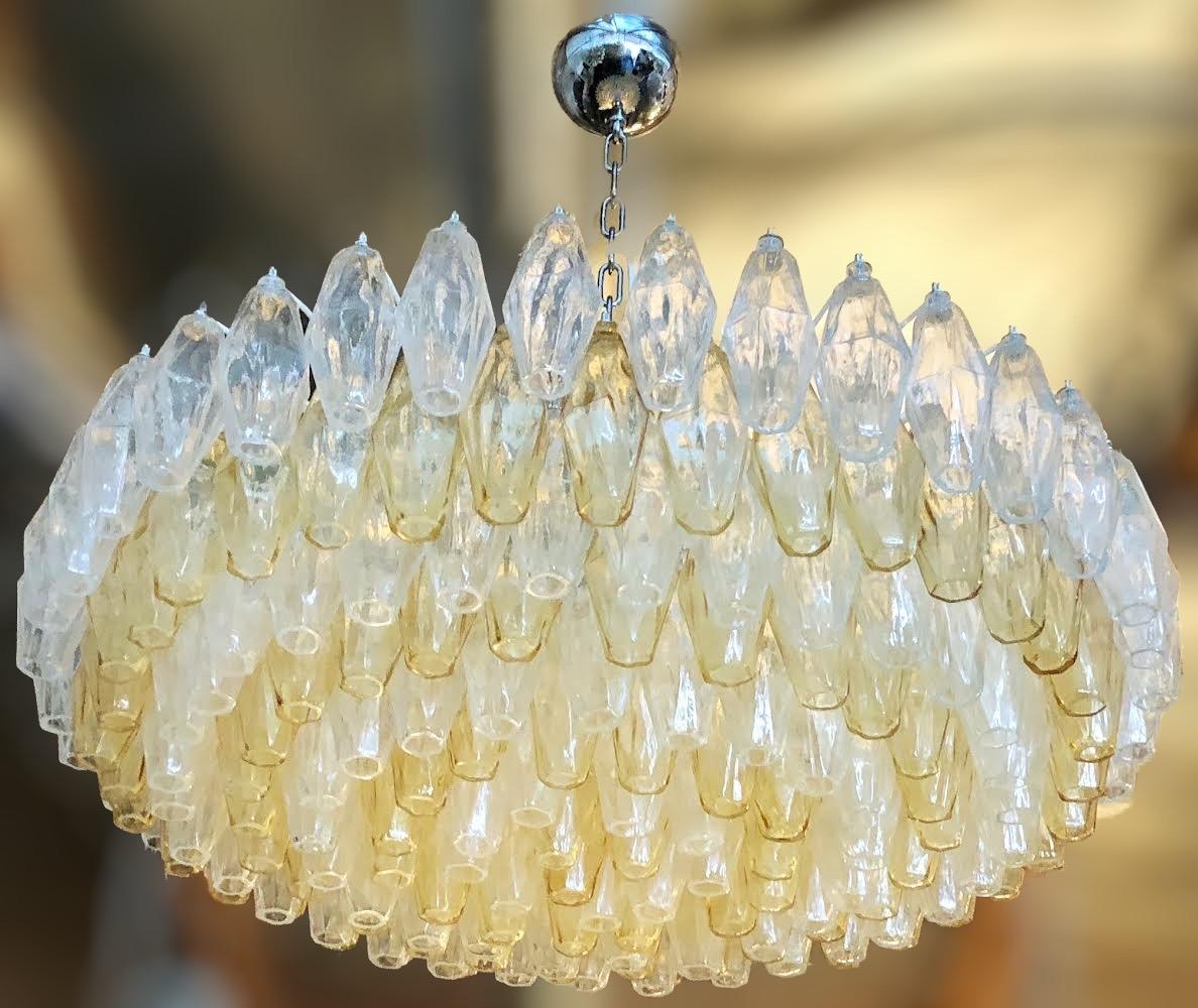 Lampadario moderno italiano con vetro di Murano a forma di poliedro chiaro e ambrato, montato su una struttura in metallo smaltato bianco, nello stile di Venini e Carlo Scarpa / Prodotto in Italia da FABIO LTD
Diametro: 36 pollici / Altezza: 10