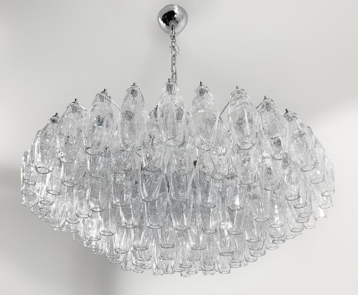 Lampadario moderno italiano con vetro di Murano chiaro a forma di poliedro, montato su una struttura in metallo smaltato bianco, nello stile di Venini e Carlo Scarpa / Prodotto in Italia da FABIO LTD
Diametro: 32 pollici / Altezza: 11 pollici più