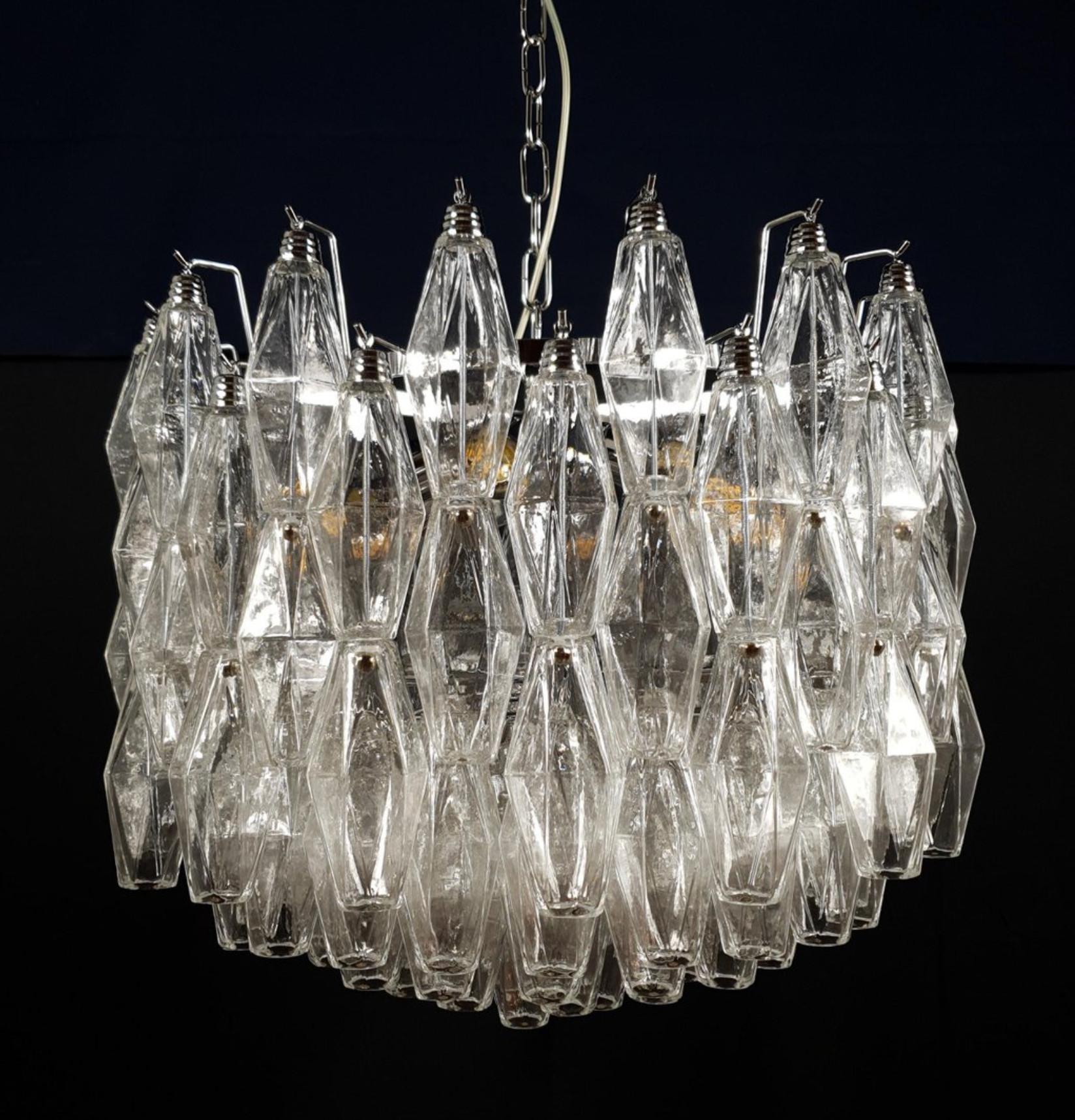 Lustre moderne italien avec des verres de Murano transparents en forme de polyèdres, montés sur une monture en métal chromé / Fabio LTD en Italie
Diamètre : 20 pouces / Hauteur : 16 pouces plus la chaîne et le baldaquin
5 lampes / type E26 ou E27 /