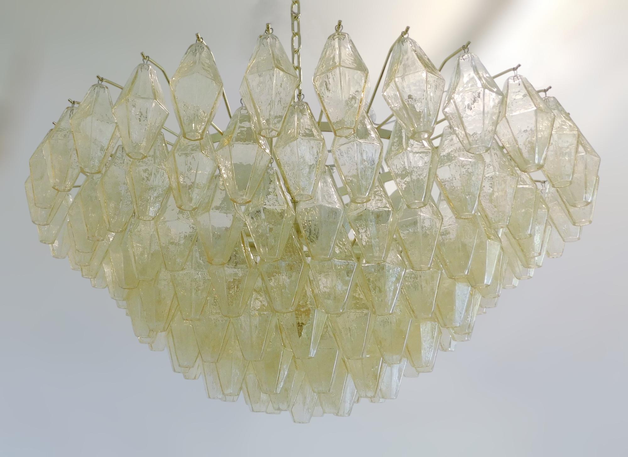 Araña moderna italiana con cristal de Murano en forma de poliedro / poliédrica de color amarillo pajizo pálido, montada sobre estructura de metal con acabado dorado, al estilo de Venini y Carlo Scarpa / Fabricada en Italia
Diámetro: 35,5 pulgadas /