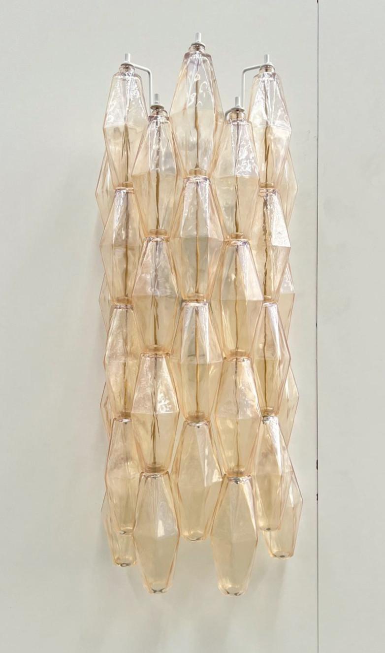 Applique italienne avec des verres de Murano opalescents et fumés en forme de polyèdres, montée sur une monture en métal blanc / Made in Italy
Mesures : Hauteur 17 pouces, largeur 10 pouces, profondeur 6 pouces
2 lampes / type E12 ou E14 / max 40W