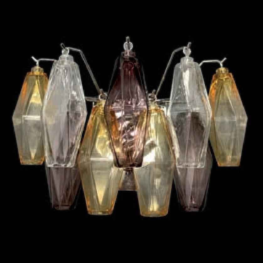 Applique murale moderne italienne avec des verres de Murano en forme de polyèdres clairs, ambrés et améthystes, montée sur une monture en métal chromé / Fabio LTD, Italie
Largeur : 14 pouces / Hauteur : 9 pouces
2 lampes / type E12 ou E14 / max 40W