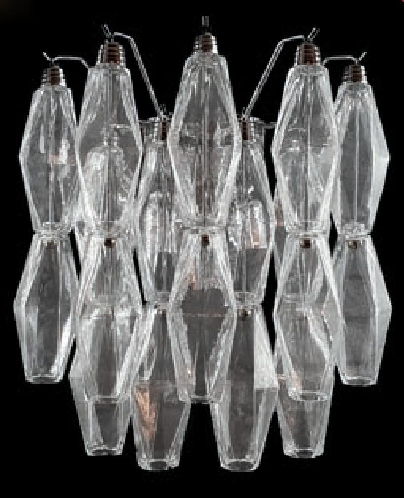 Applique moderna italiana con vetri di Murano trasparenti a forma di poliedro, montati su una struttura in metallo cromato / Made in Italy by FABIO LTD
Larghezza: 14 pollici / Altezza: 14 pollici
2 luci / tipo E12 o E14 / max 40W ciascuna
Numero di