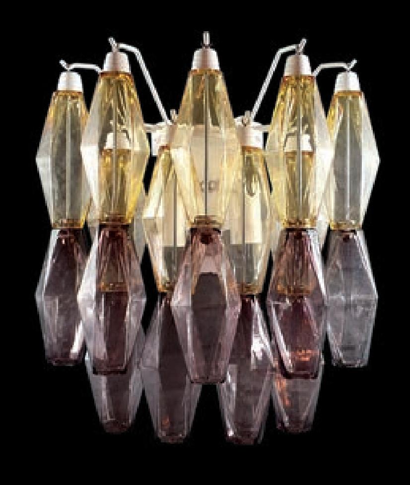 Applique moderne italienne avec des verres de Murano en forme de polyèdres ambre et améthyste, montée sur une monture en métal blanc / Made in Italy by Fabio LTD
Largeur : 14 pouces / Hauteur : 14 pouces
2 lampes / type E12 ou E14 / max 40W