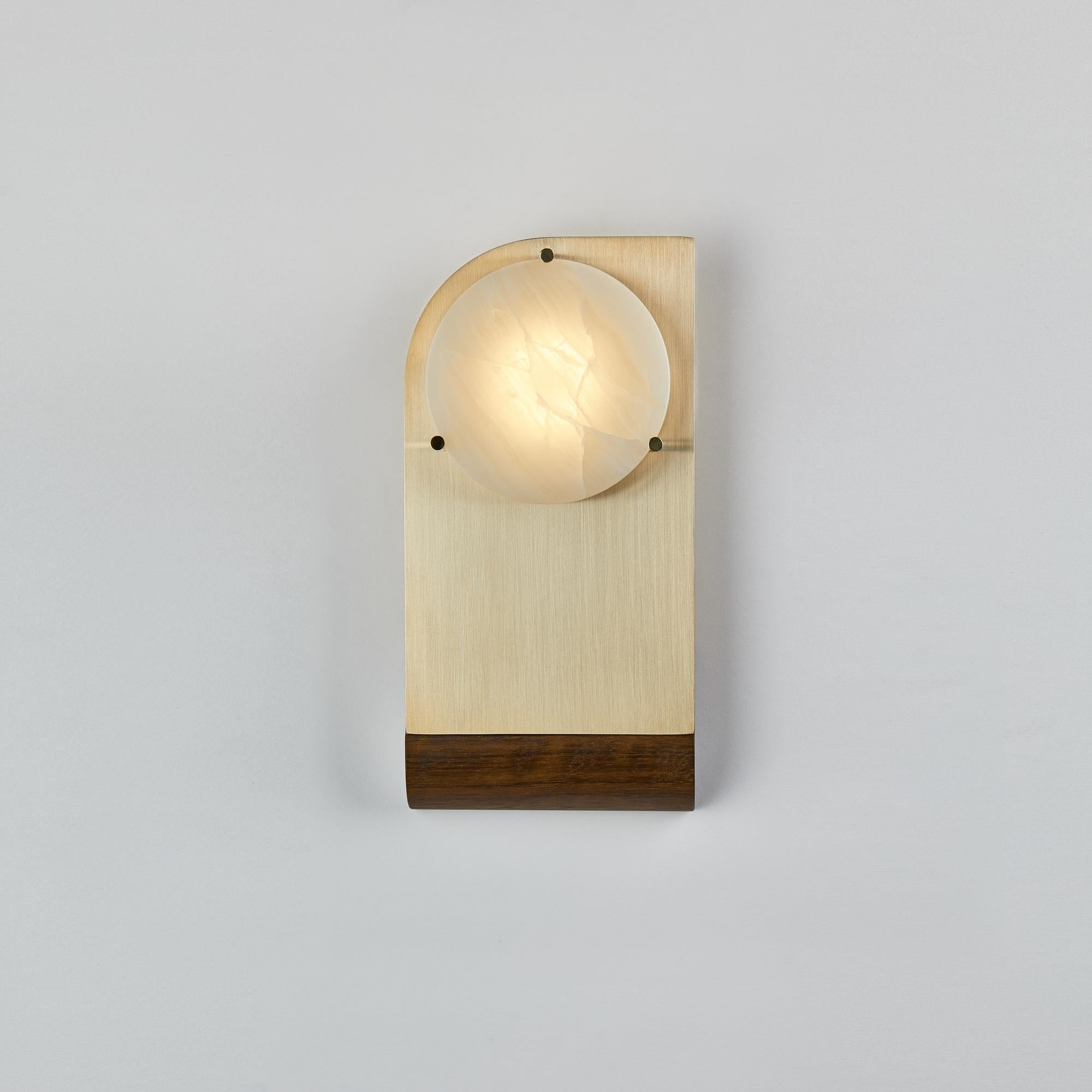 Moderne Polifemo Sconce Contemporary Sculptural Wall Light Fixture Brass Onyx Wood en vente