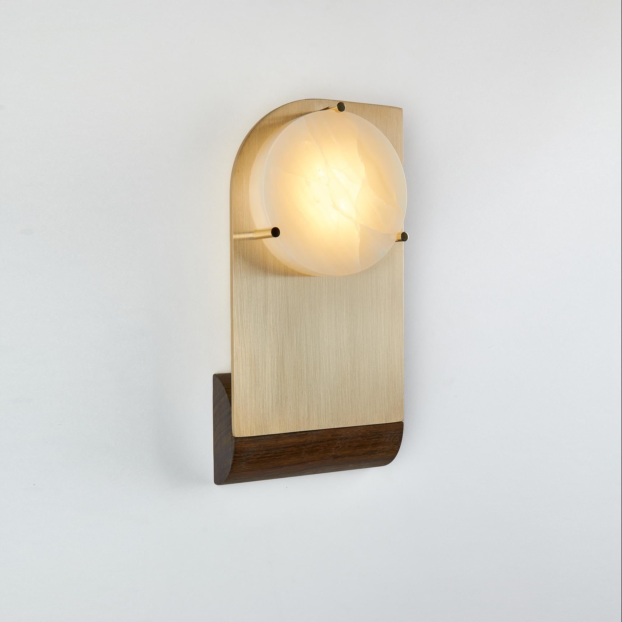 Laiton Polifemo Sconce Contemporary Sculptural Wall Light Fixture Brass Onyx Wood en vente