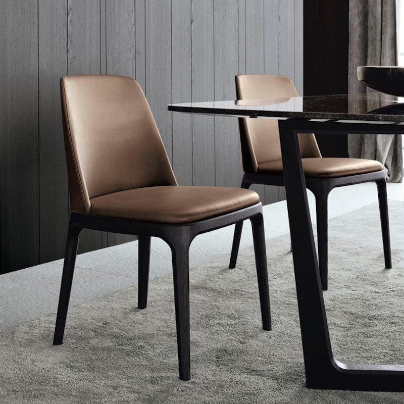 Poliform Grace Dining Chair without Arms in Fabric or Leather & Solid Wood Base (Moderne) im Angebot