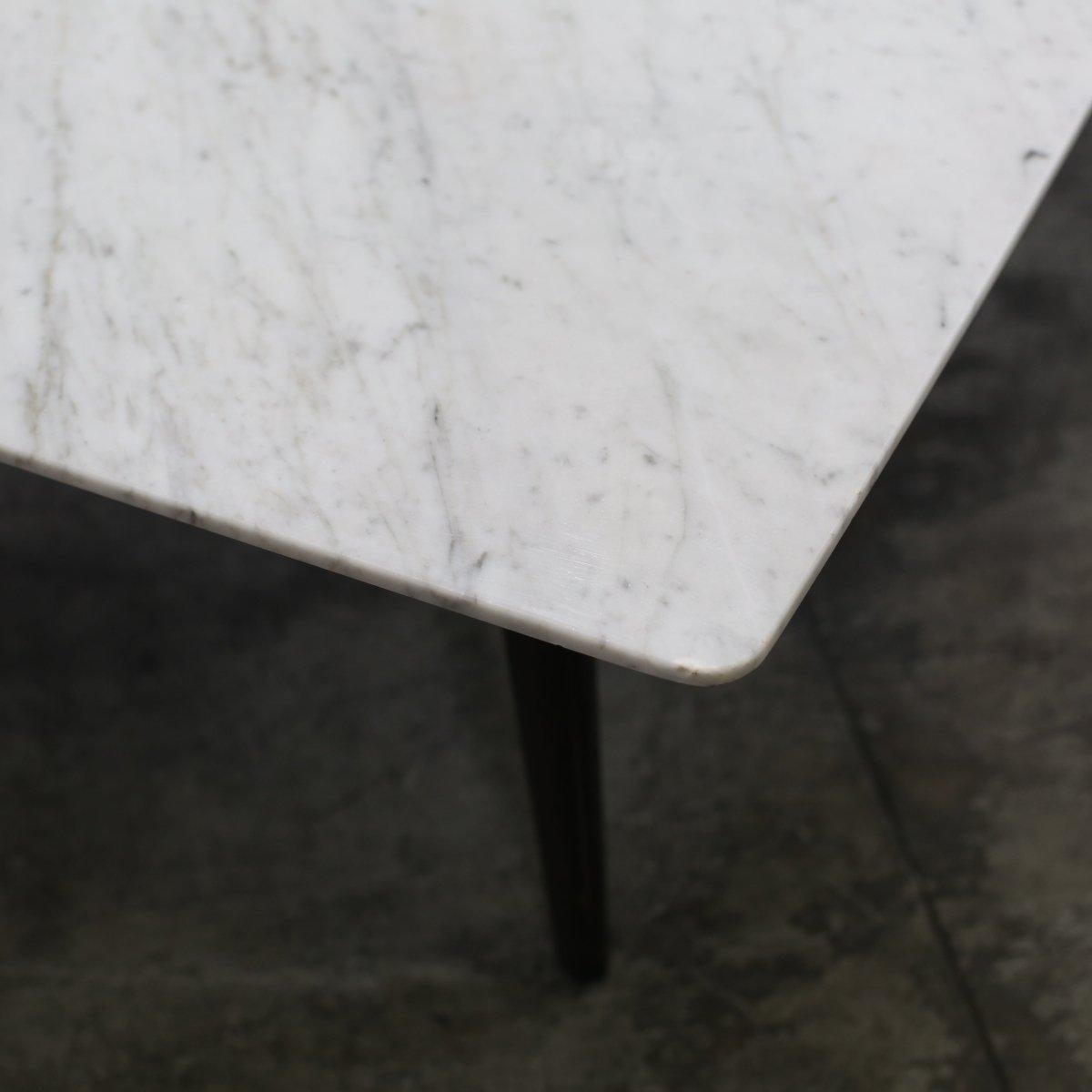 Il tavolino Howard di Poliform incarna l'eleganza contemporanea e il raffinato design italiano. Grazie alle sue linee eleganti e alla superficie generosa, questo pezzo è tanto pratico quanto sofisticato: ideale per esporre libri, oggetti decorativi
