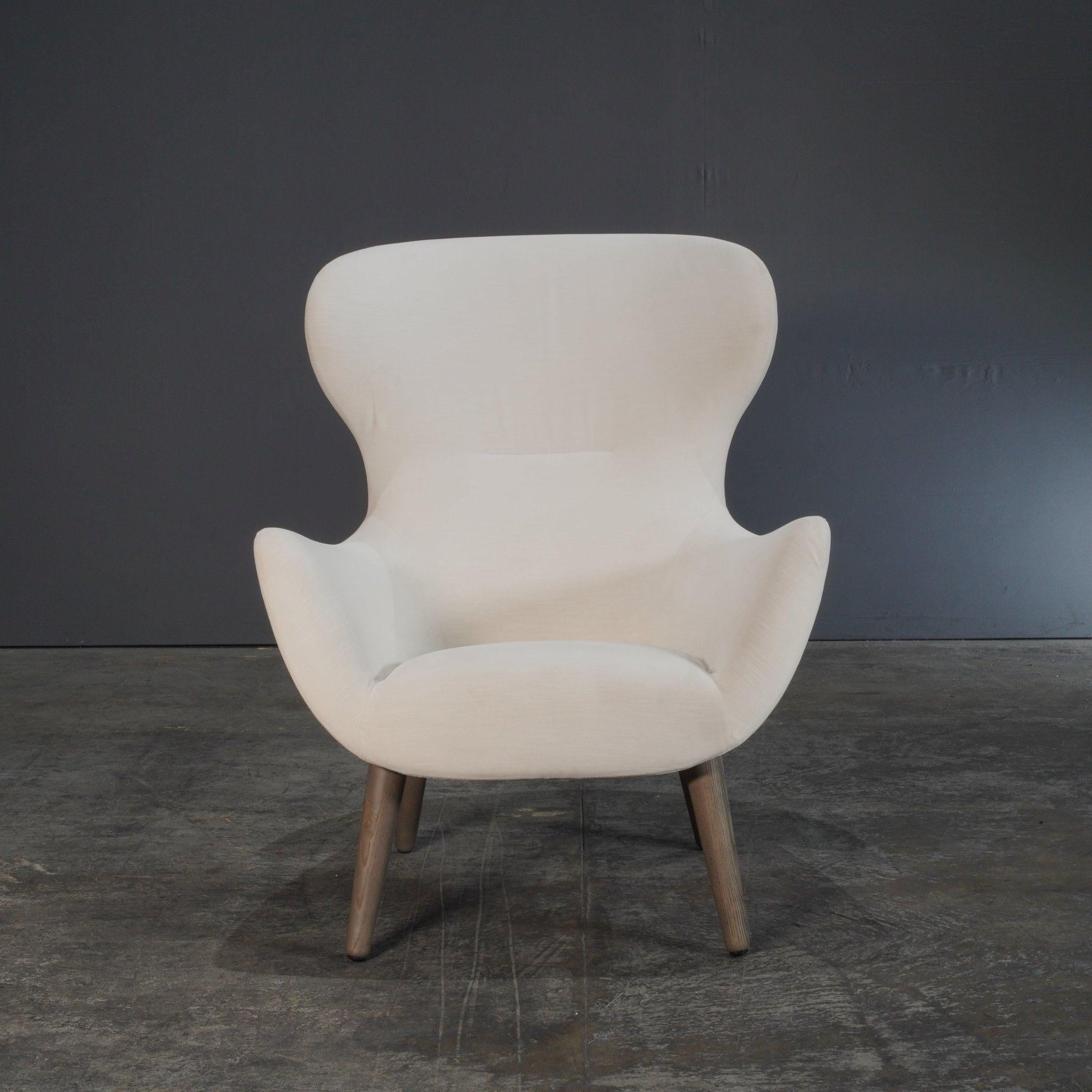 El Sillón Poliform Mad Joker de Marcel Wanders es una pieza expresiva que combina elegancia y comodidad. Caracterizada por su respaldo alto y envolvente, la silla proporciona una sensación acogedora y protectora, ideal para la relajación o la