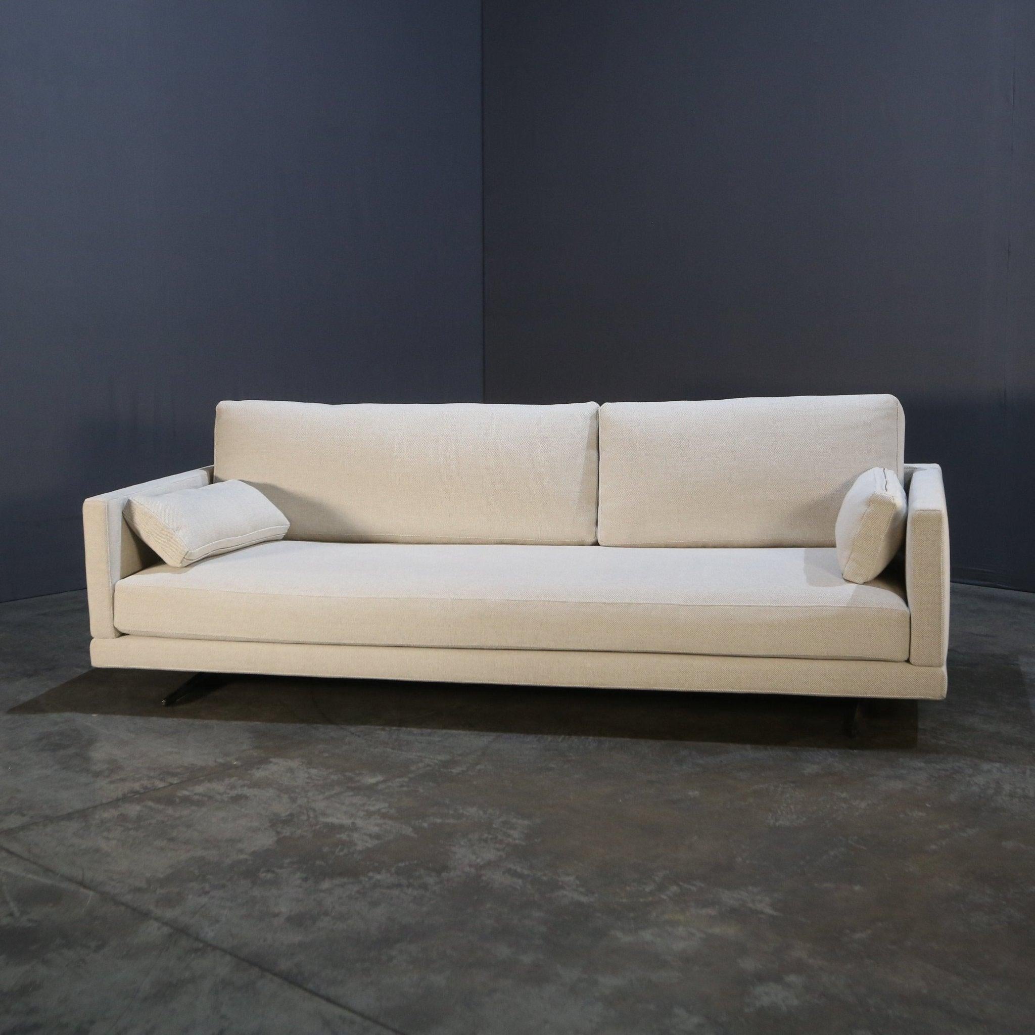 Voici le canapé Mondrian de Poliform, un ajout étonnant à tout espace de vie moderne. Fabriqué avec des matériaux de la plus haute qualité, ce canapé respire le luxe et la sophistication. Son design épuré présente des lignes nettes et une silhouette
