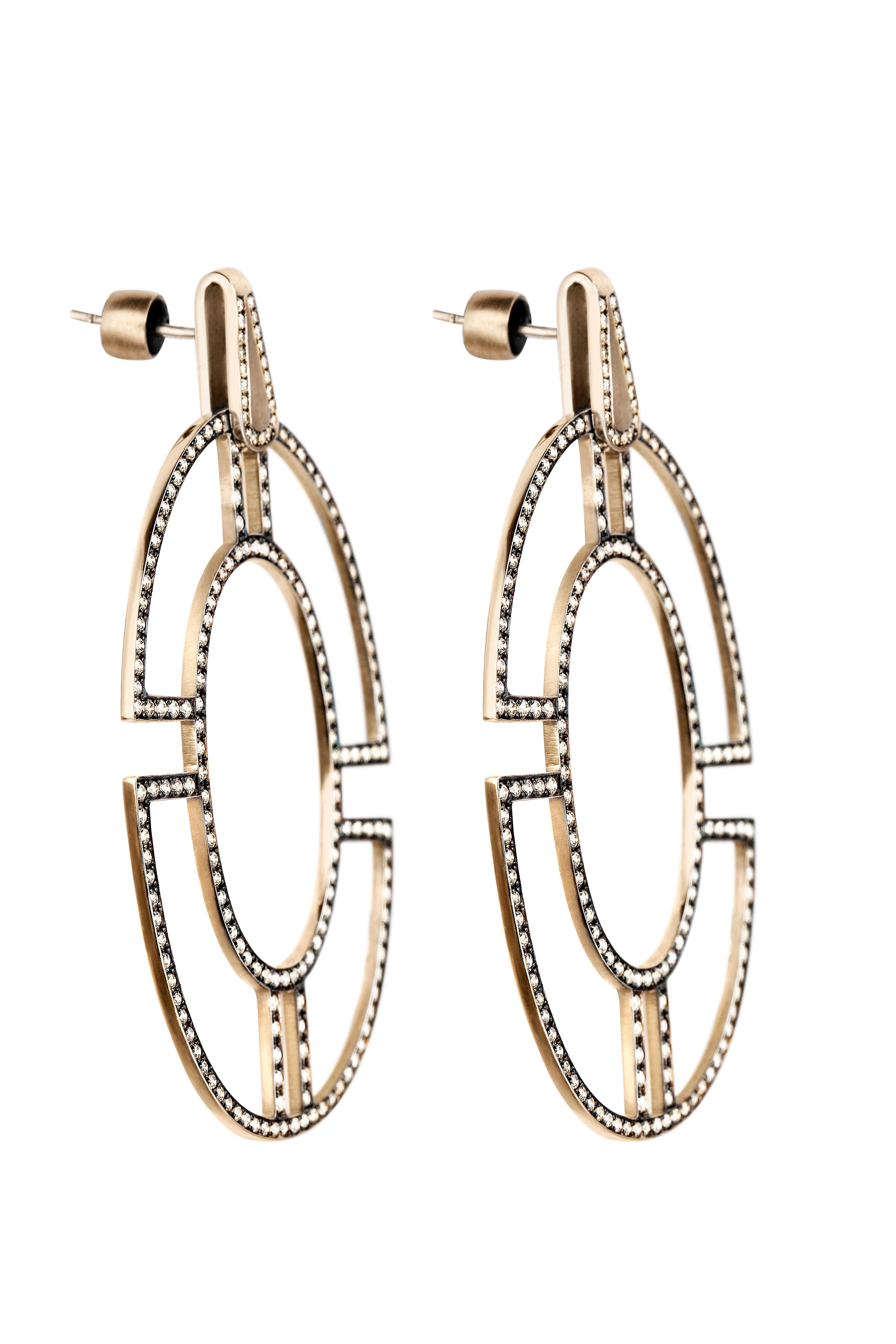 These earrings from POLINA ELLIS' BYZANTIUM collection are handcrafted in 18K raw white gold with 3,16ct champagne brilliant cut diamonds.
Length: 6,20cm
Width: 3,90cm