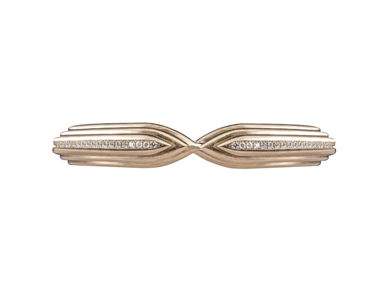 Dieses Manschettenarmband aus der MYCENAEAN-Kollektion von POLINA ELLIS ist handgefertigt aus 18 Karat rohem Weißgold mit 0,55 Karat weißen Brillanten.
Interner Umfang: 16,00cm