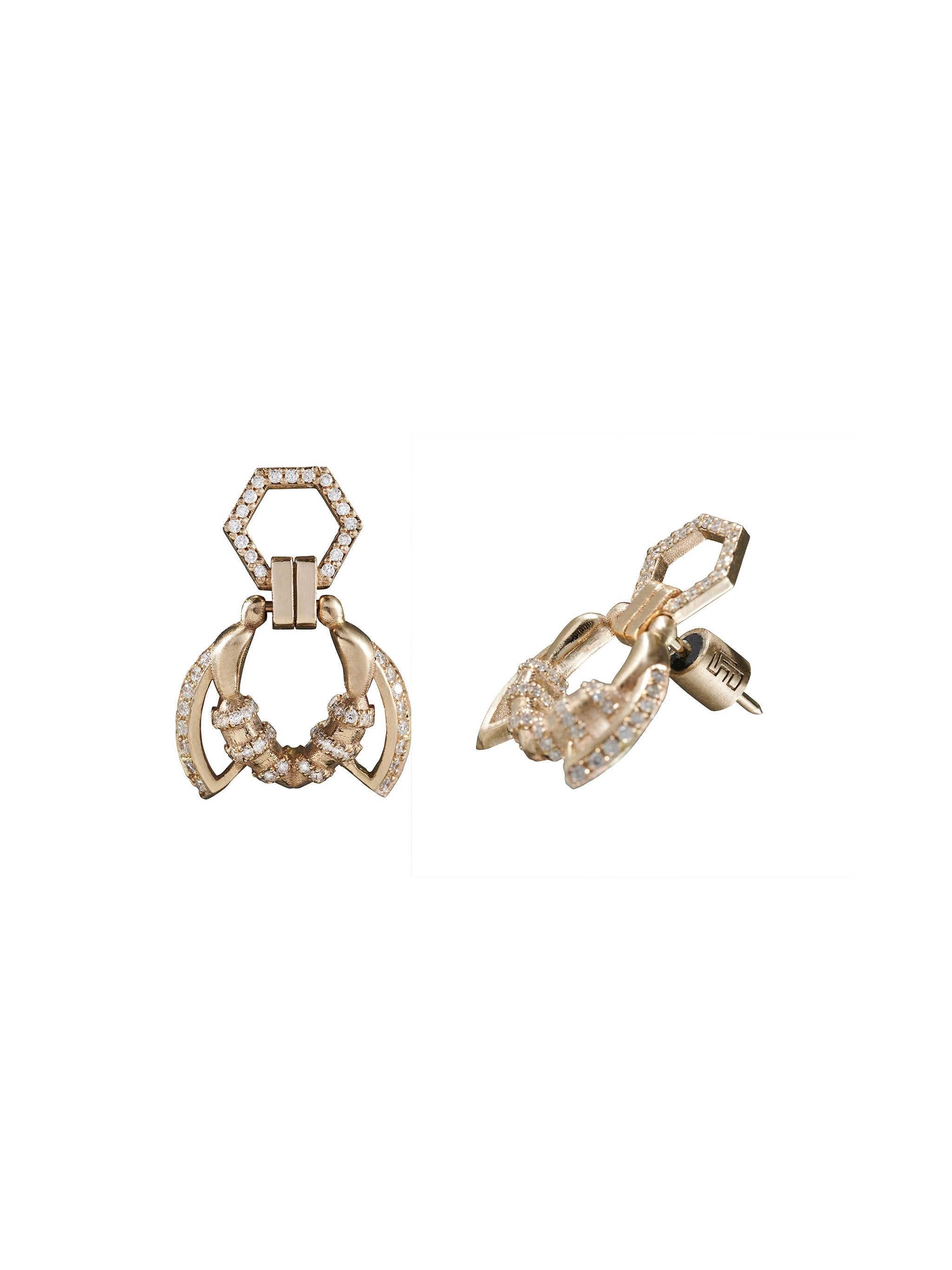 Ces boucles d'oreilles de la collection MELISSA de POLINA ELLIS sont fabriquées à la main en or blanc brut 18 carats avec des diamants blancs de taille brillant de 0,52 carat.
Longueur : 2,20cm
Largeur : 1,55 cm