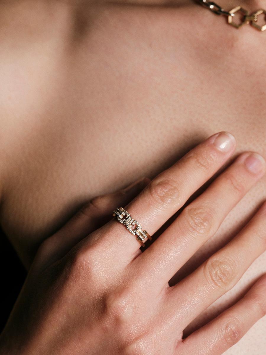 Dieser Ring aus der SYNDESIS Collection von POLINA ELLIS ist
handgefertigt aus 18 Karat rohem Weißgold mit 0,17 Karat weißen Diamanten im Brillantschliff. 
Der Innenumfang des Rings beträgt 53,1 mm.
Europa Größe: 53
US Größe: 6 1/2
UK Größe: M