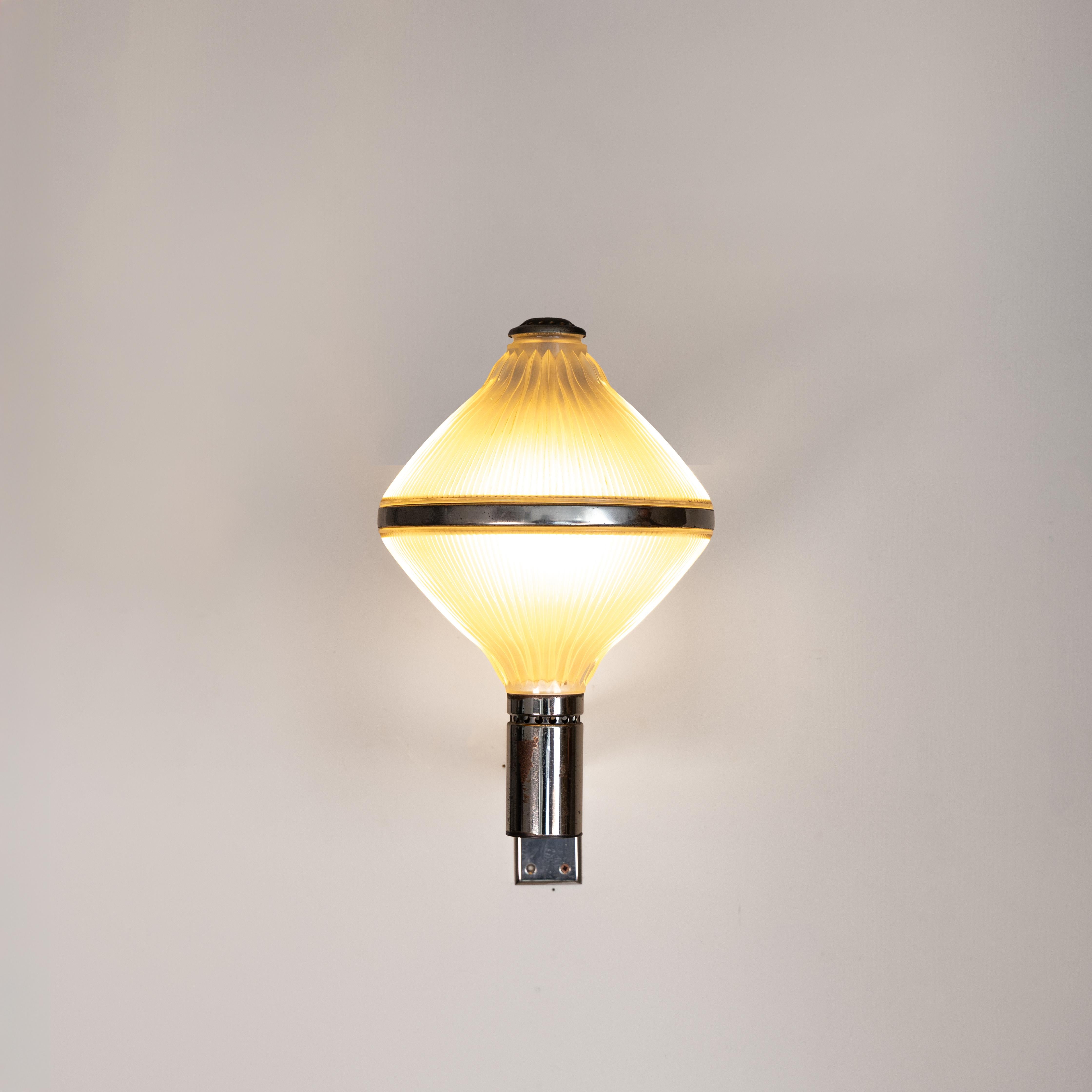 Lámpara Polinnia, diseño Studio BBPR, Producción Artemide, Milán años 50. El Studio BBPR se fundó en Milán en 1932, reuniendo a arquitectos y diseñadores de distintos orígenes y culturas: Gian Luigi Banfi, Lodovico Barbiano di Belgiojoso, Enrico