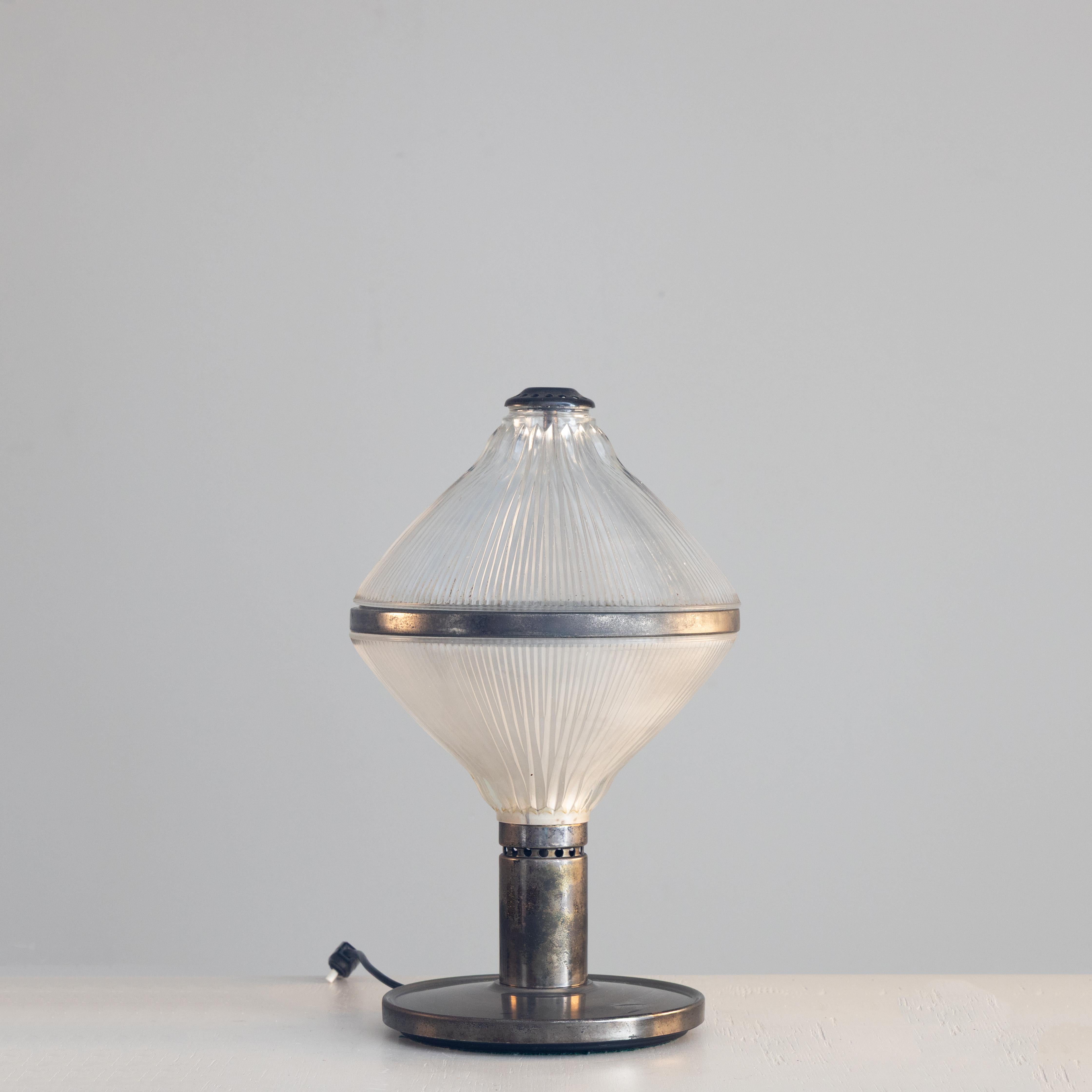 Mid-Century Modern Polinnia table Lamp in metal ang glass by Studio BBPR, mid-century en vente