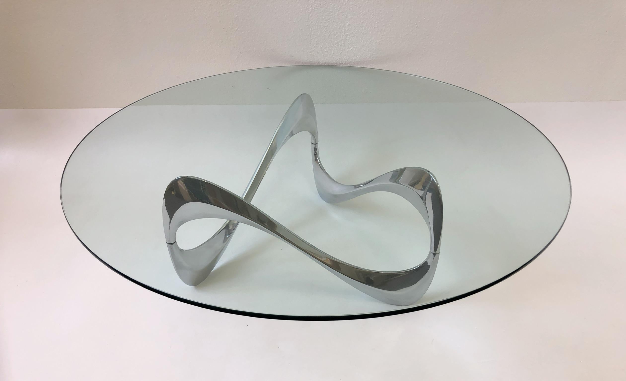 Cocktailtisch aus poliertem Aluminium und Glas von Knut Hesterberg (Deutsch) im Angebot