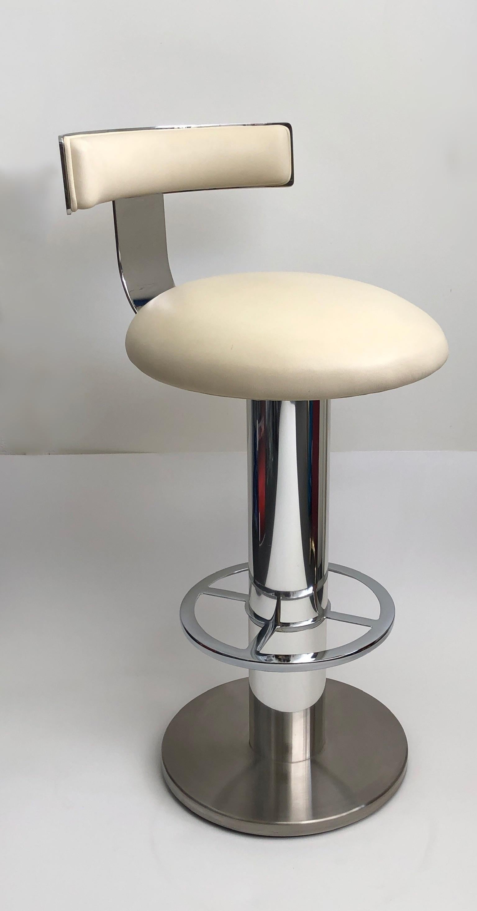 1980’s polish aluminum and off white leather swivel barstool by Design fo Leisure.
In beautiful original condition, with minor wear consistent with age. 
The frame is all polish aluminum with the exception of the round bottom base is brushed