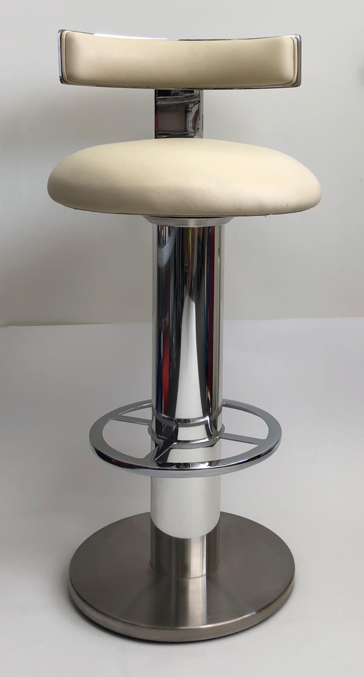 Moderne Tabouret de bar pivotant en aluminium et cuir polonais par Design For Leisure en vente