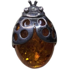 Broche de ámbar polaco y plata de ley con forma de insecto mariquita