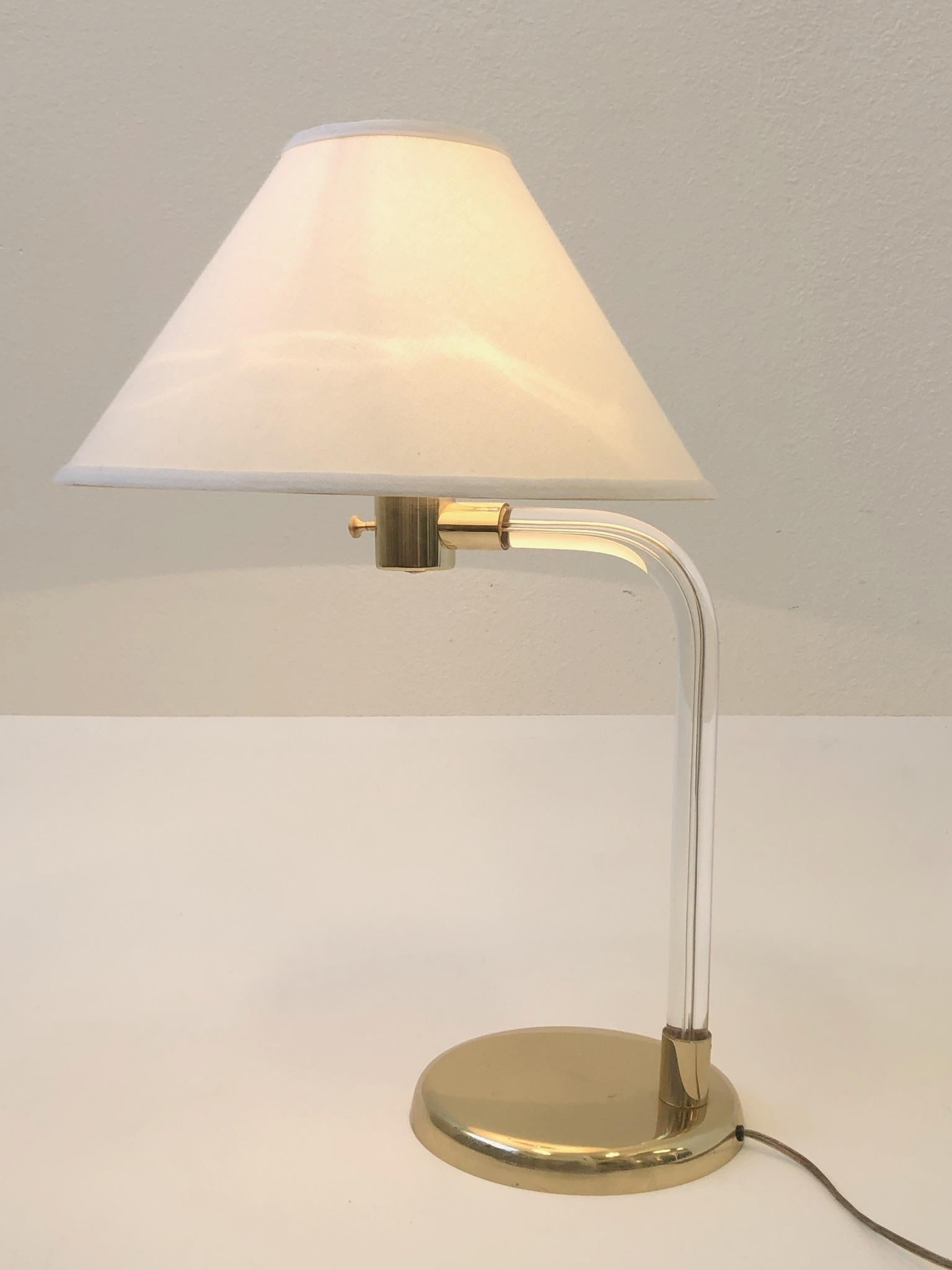 Eine glamouröse Tischleuchte aus poliertem Messing und klarem Acryl. Die Leuchte ist Teil der Kollektion Crylicord Lighting, die Peter Hamburger in den 1970er Jahren für Knoll International entworfen hat.
Die Lampe wurde neu verkabelt, der Schirm