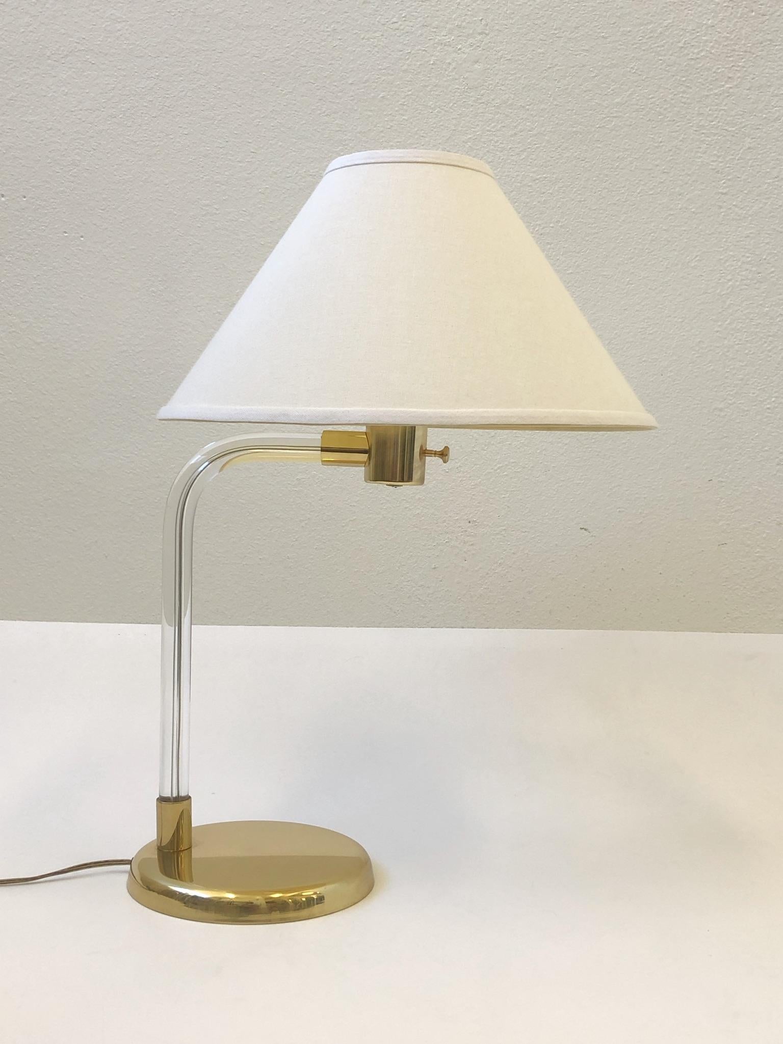 Tischlampe aus poliertem Messing und Acryl von Peter Hamburger (Moderne) im Angebot
