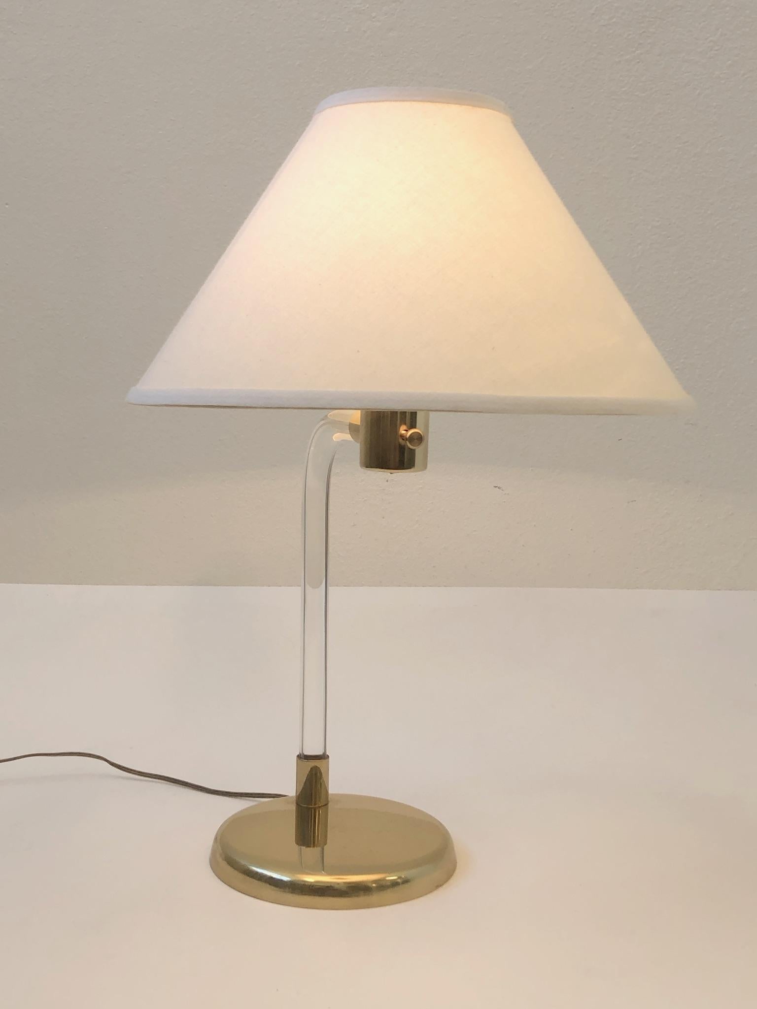 Tischlampe aus poliertem Messing und Acryl von Peter Hamburger (amerikanisch) im Angebot