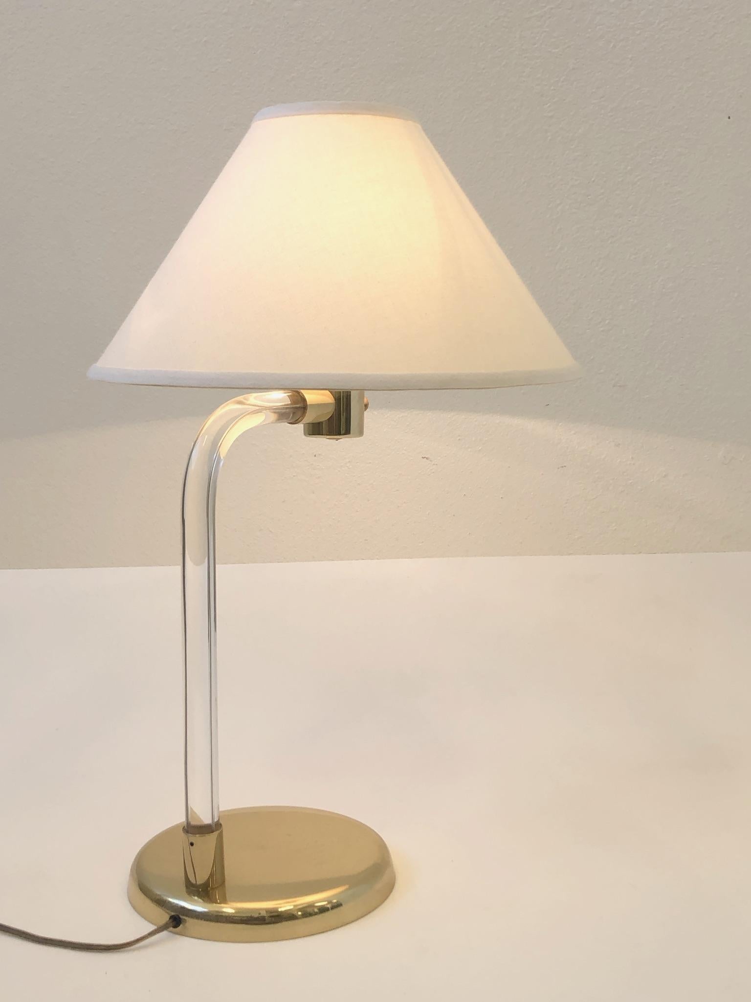 Tischlampe aus poliertem Messing und Acryl von Peter Hamburger (Poliert) im Angebot