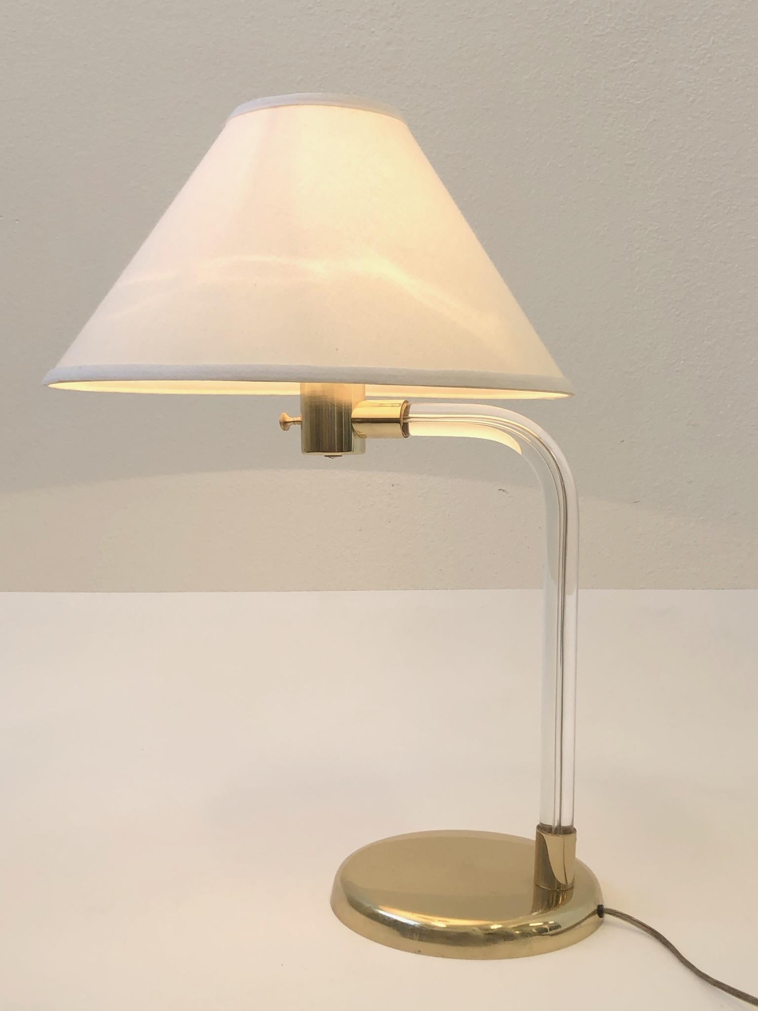 Tischlampe aus poliertem Messing und Acryl von Peter Hamburger im Zustand „Hervorragend“ im Angebot in Palm Springs, CA