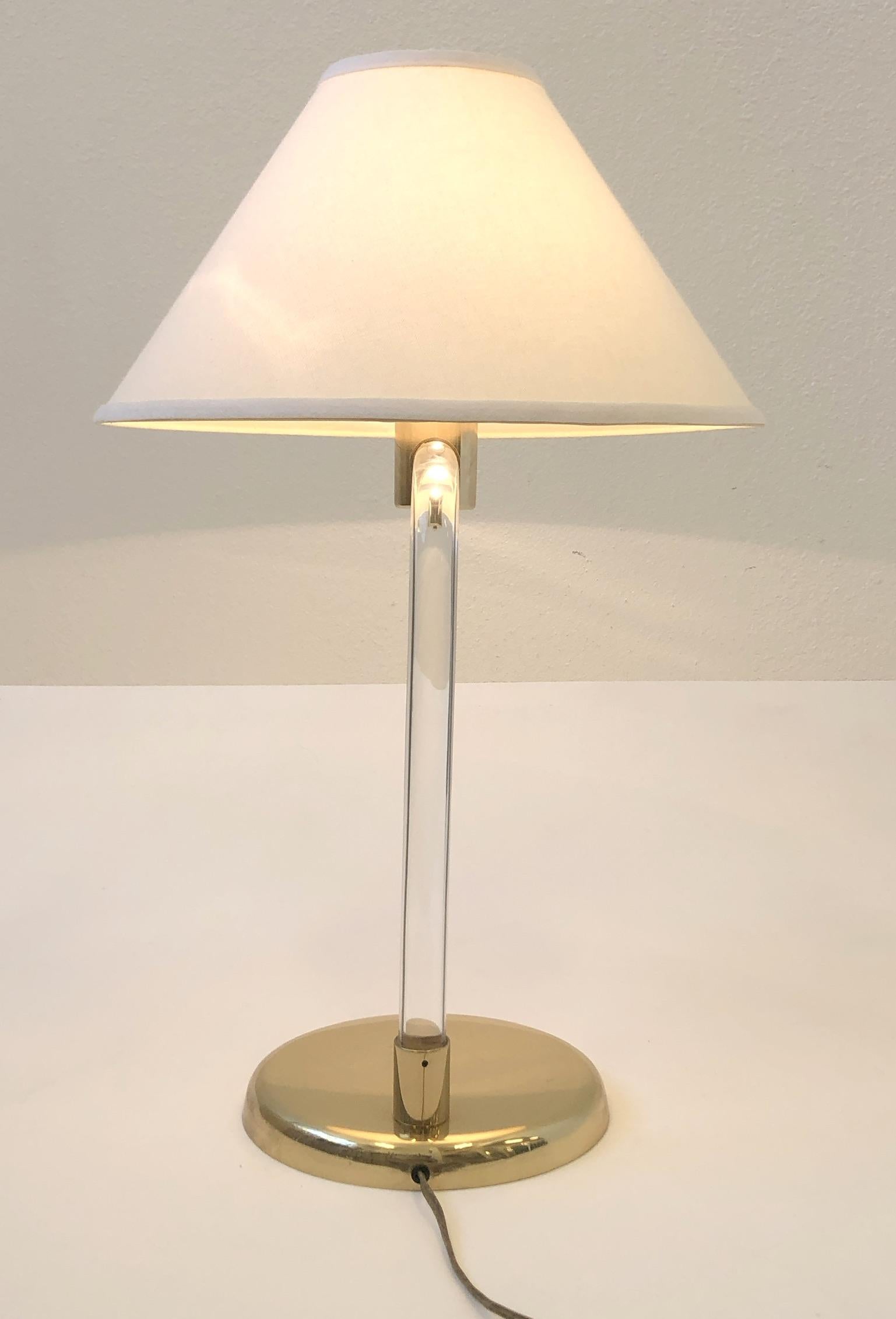 Tischlampe aus poliertem Messing und Acryl von Peter Hamburger (Ende des 20. Jahrhunderts) im Angebot