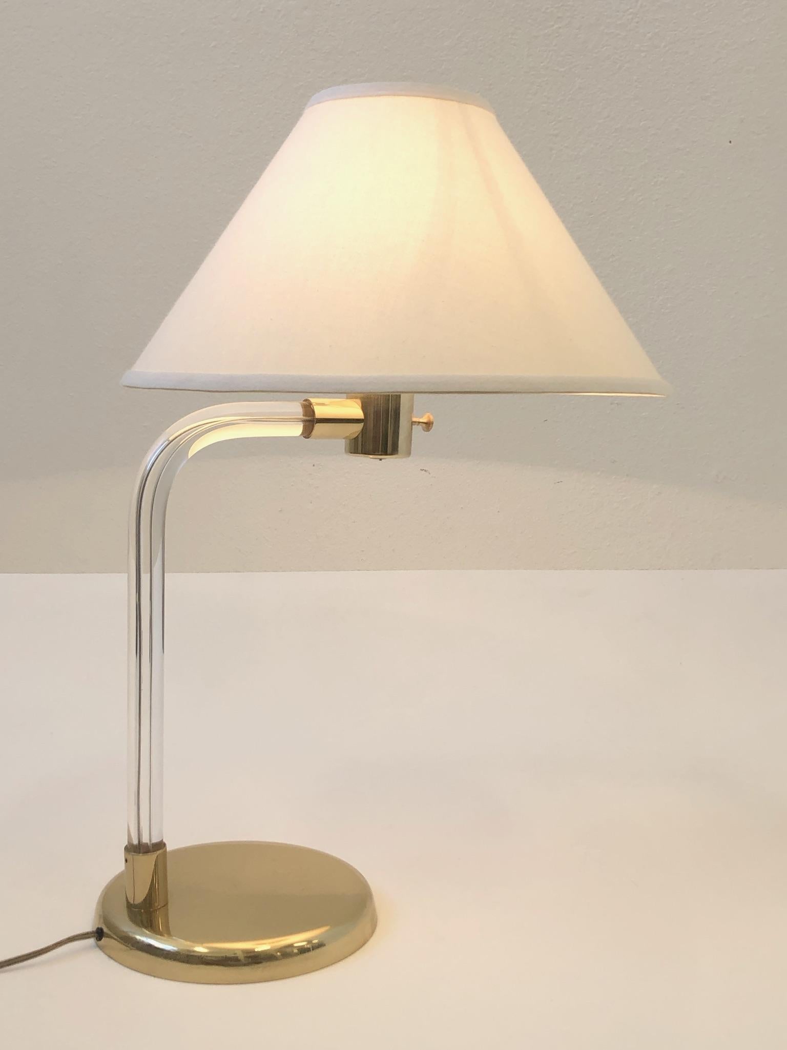 Tischlampe aus poliertem Messing und Acryl von Peter Hamburger im Angebot 1