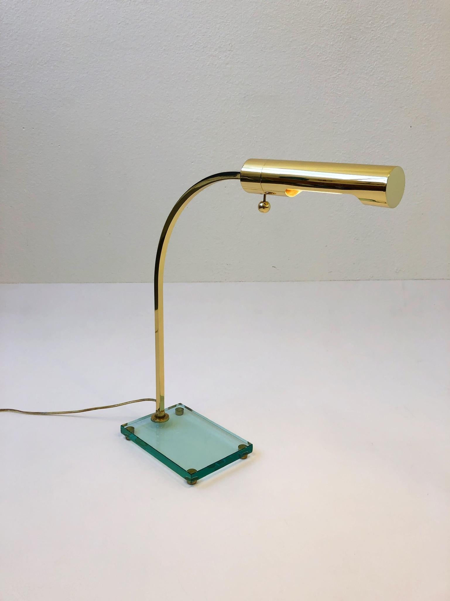 Polnische Schreibtischlampe aus Messing und Glas im Stil von Fontana Arte (Moderne) im Angebot
