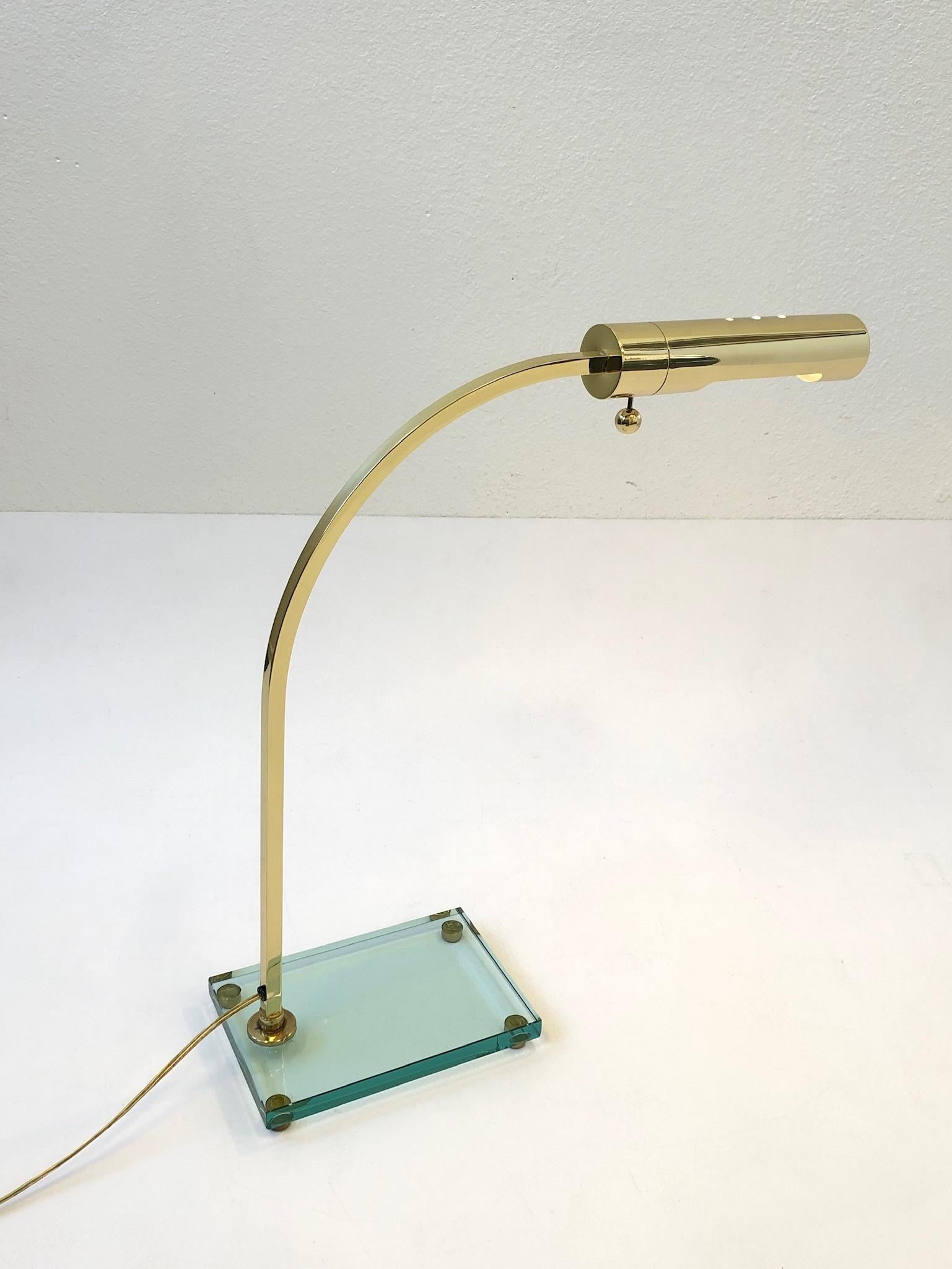 Polnische Schreibtischlampe aus Messing und Glas im Stil von Fontana Arte (Ende des 20. Jahrhunderts) im Angebot