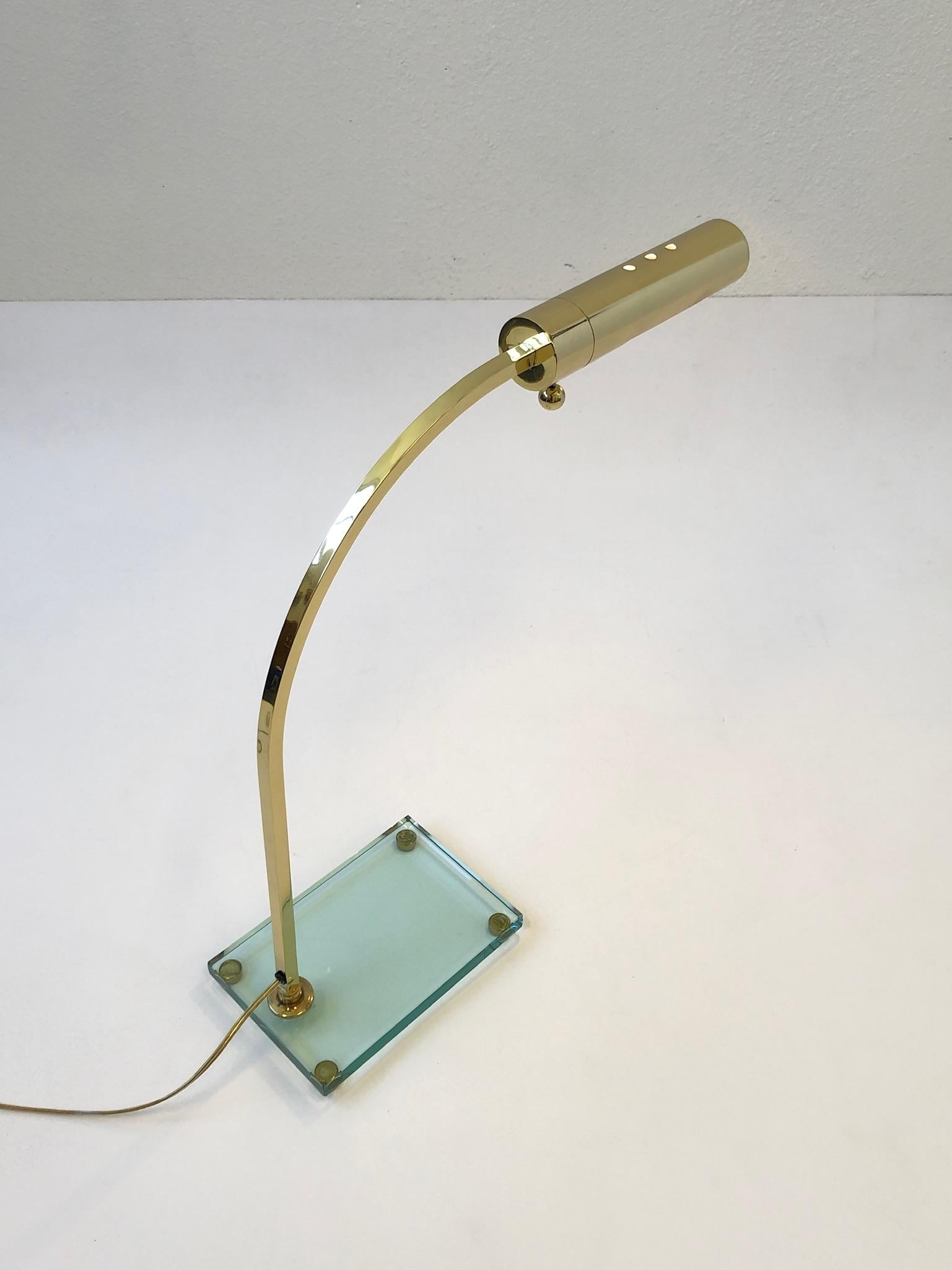 Schreibtischlampe aus poliertem Messing und Glas im Stil von Fontana Arte im Angebot 1