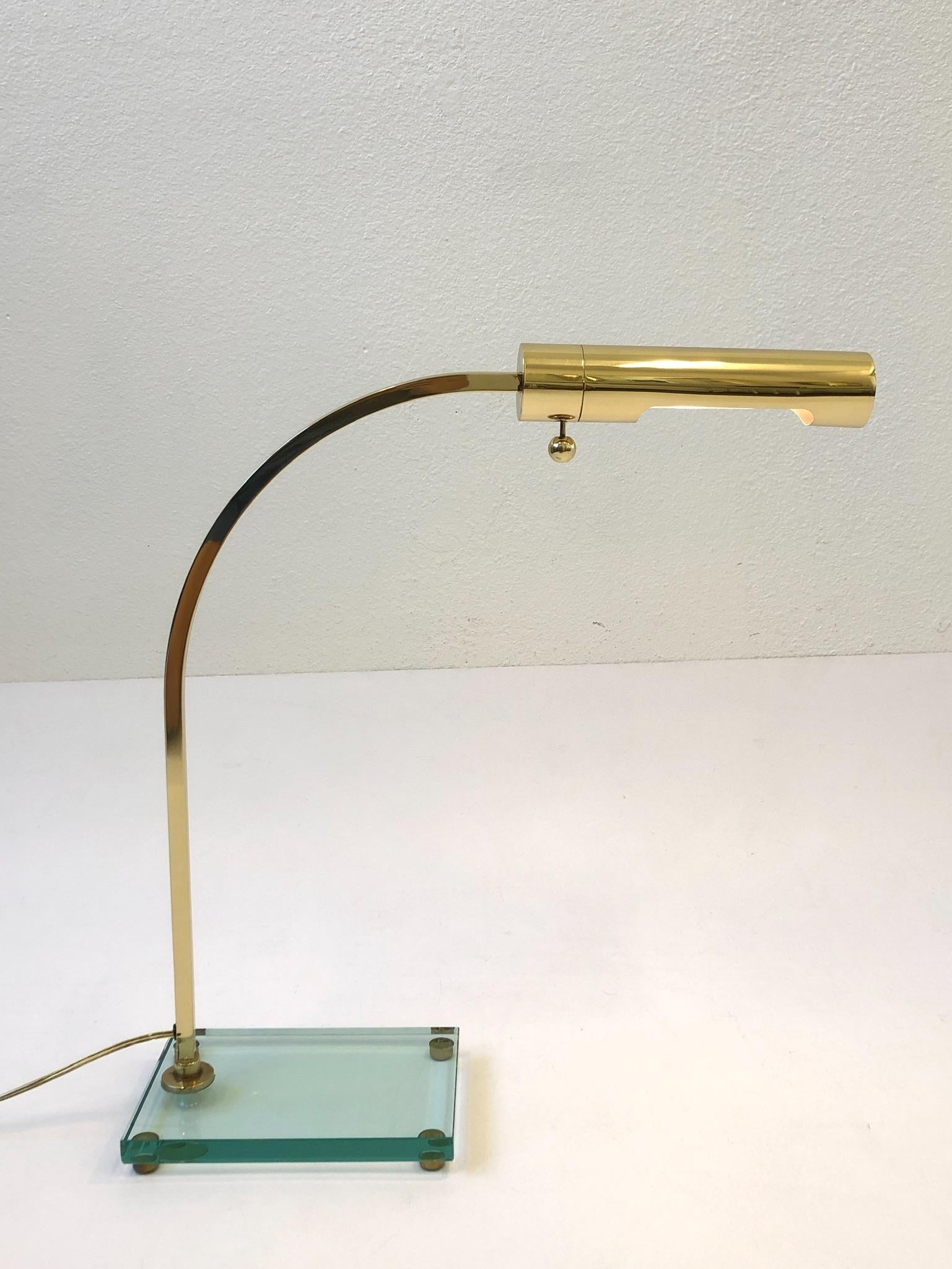 Polnische Schreibtischlampe aus Messing und Glas im Stil von Fontana Arte im Angebot 2