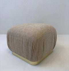 Pouf in ottone e tessuto bianco sporco di Weiman Company