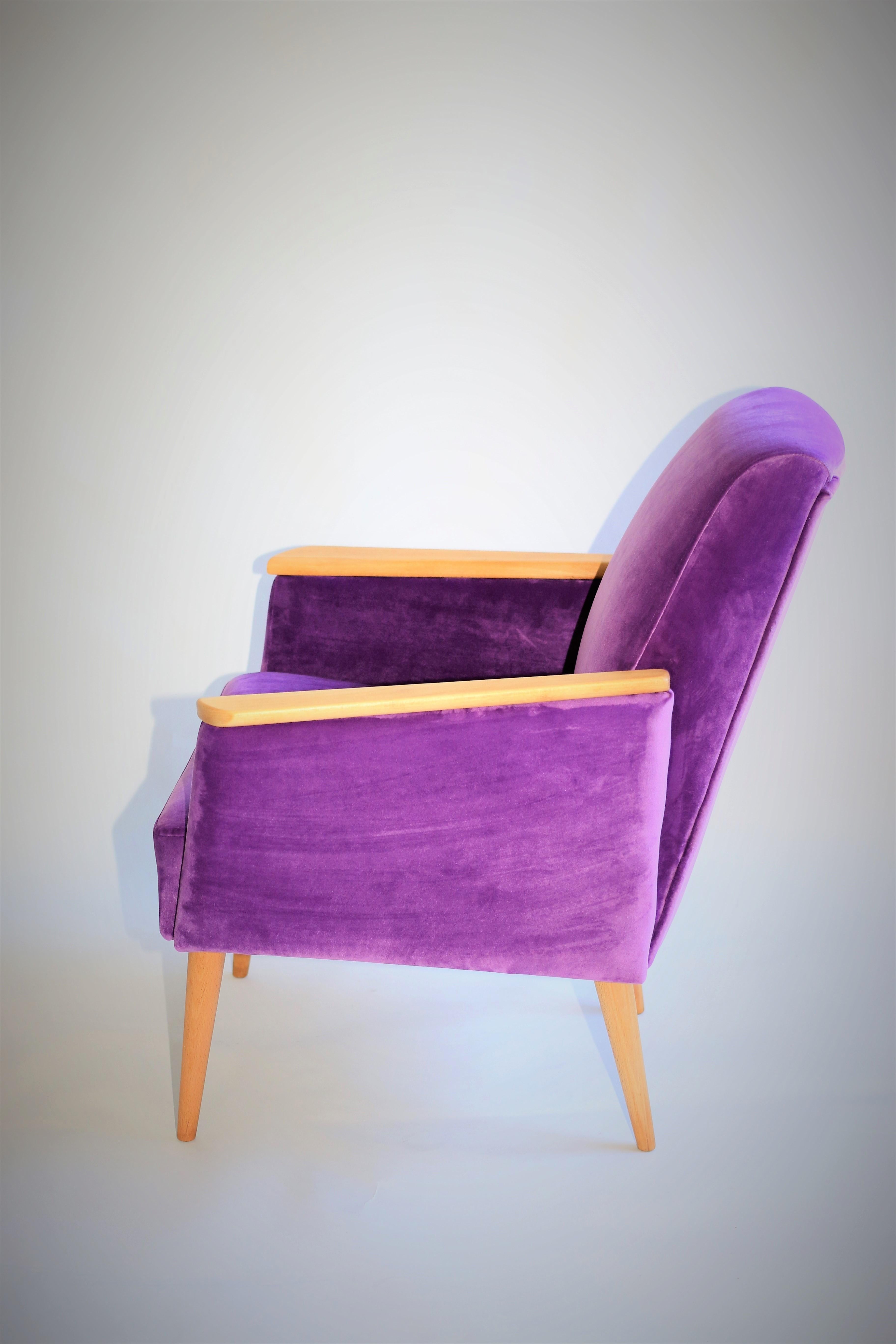 Polish Club Armchair in Purple Velvet from 1970s In Excellent Condition For Sale In Wroclaw, PL