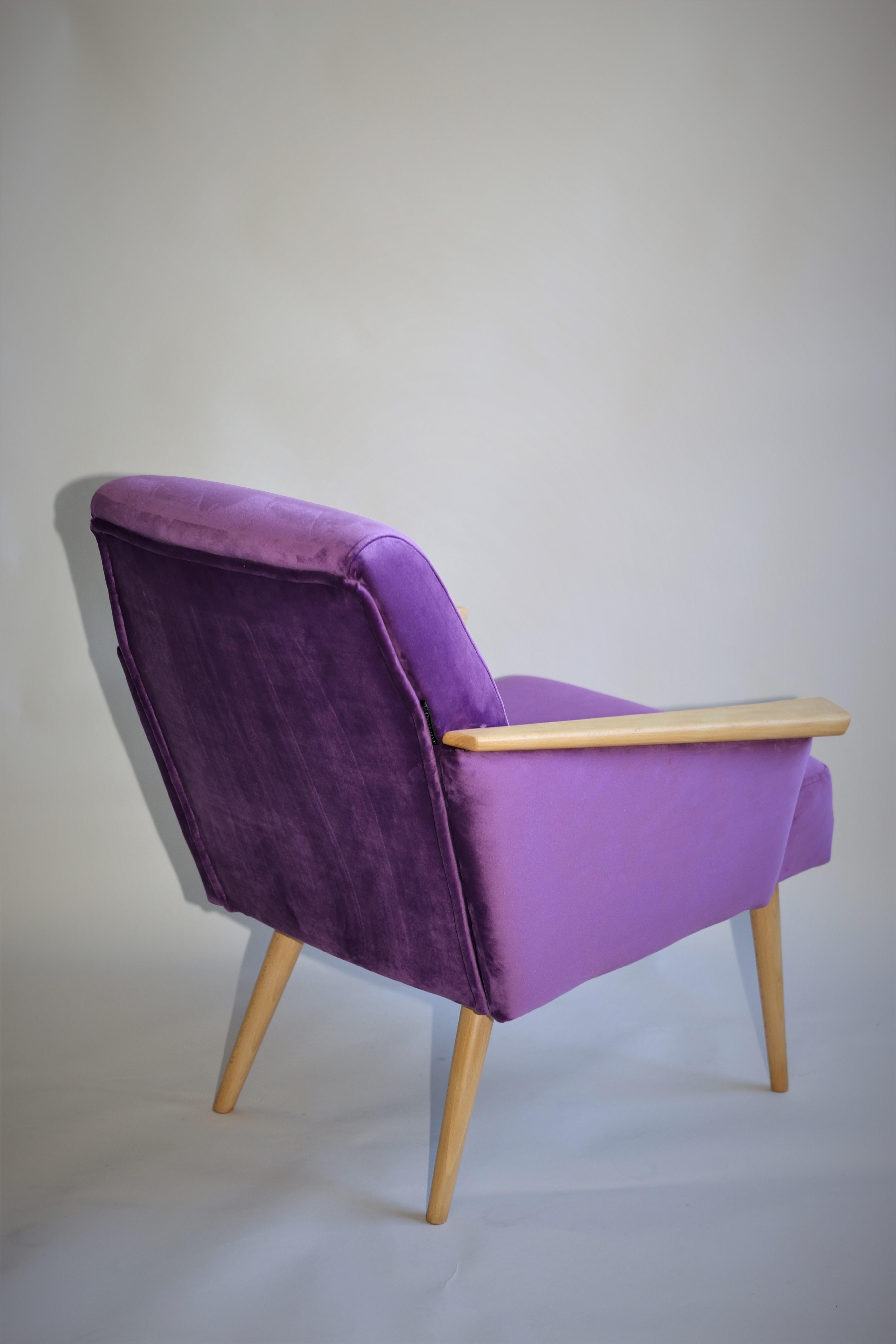 Polish Club Armchair in Purple Velvet from 20th Century In Good Condition For Sale In Wroclaw, PL