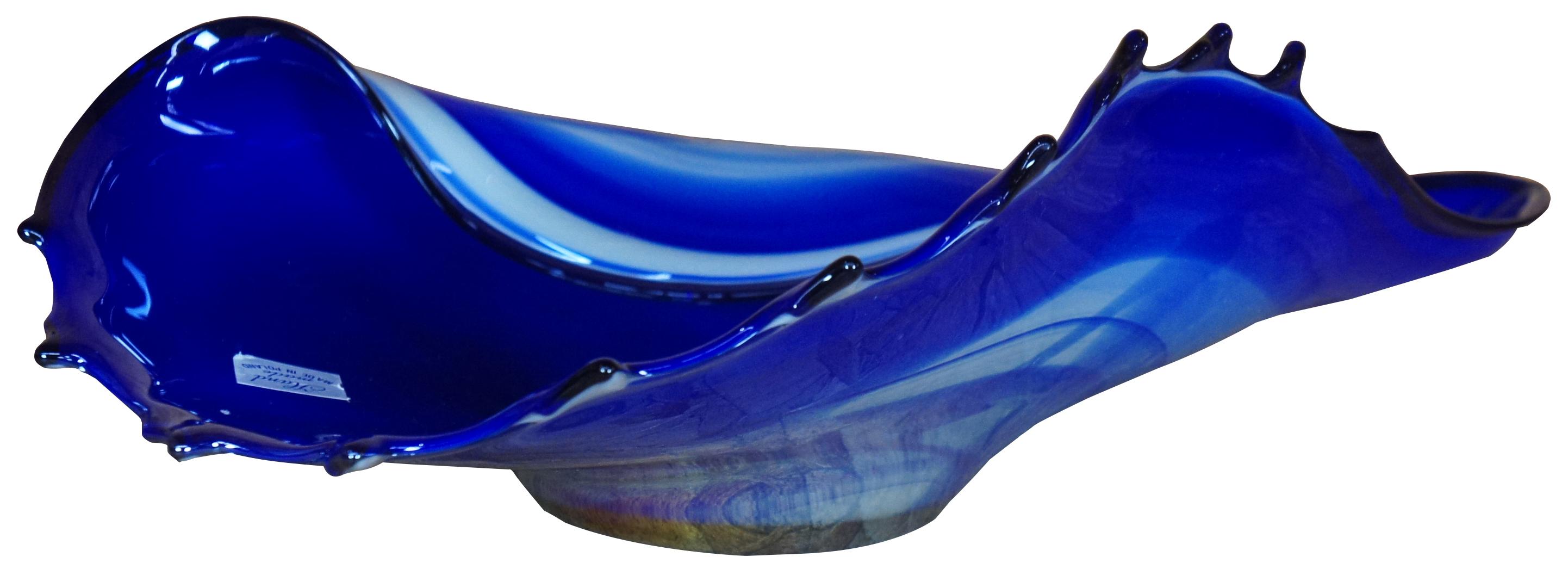 Polnische mundgeblasene moderne Schale in freier Form aus blauem Kunstglas in Schale in Muschelform, Polen (Moderne) im Angebot