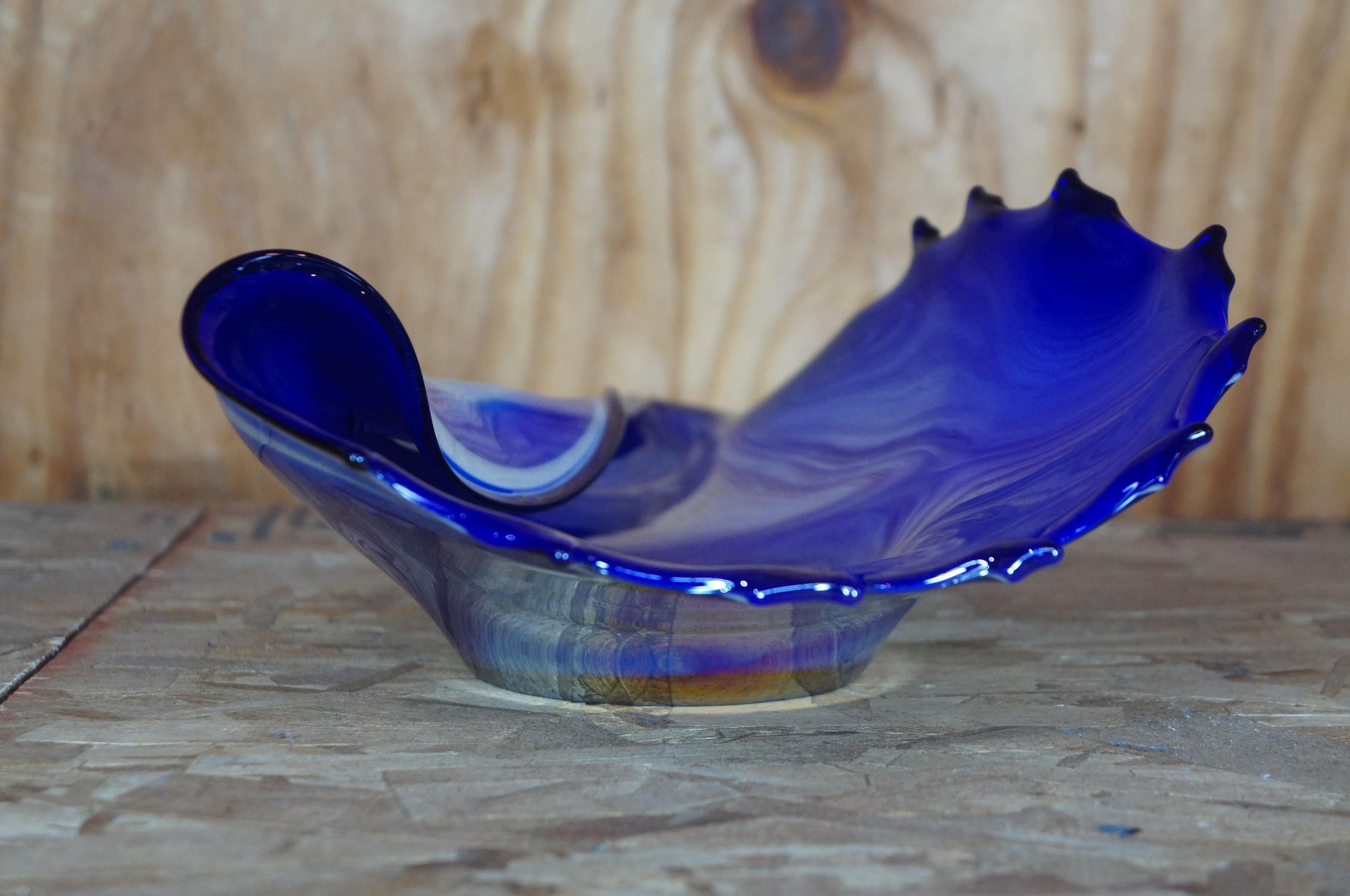 Polnische mundgeblasene moderne Schale in freier Form aus blauem Kunstglas in Schale in Muschelform, Polen im Zustand „Gut“ im Angebot in Dayton, OH