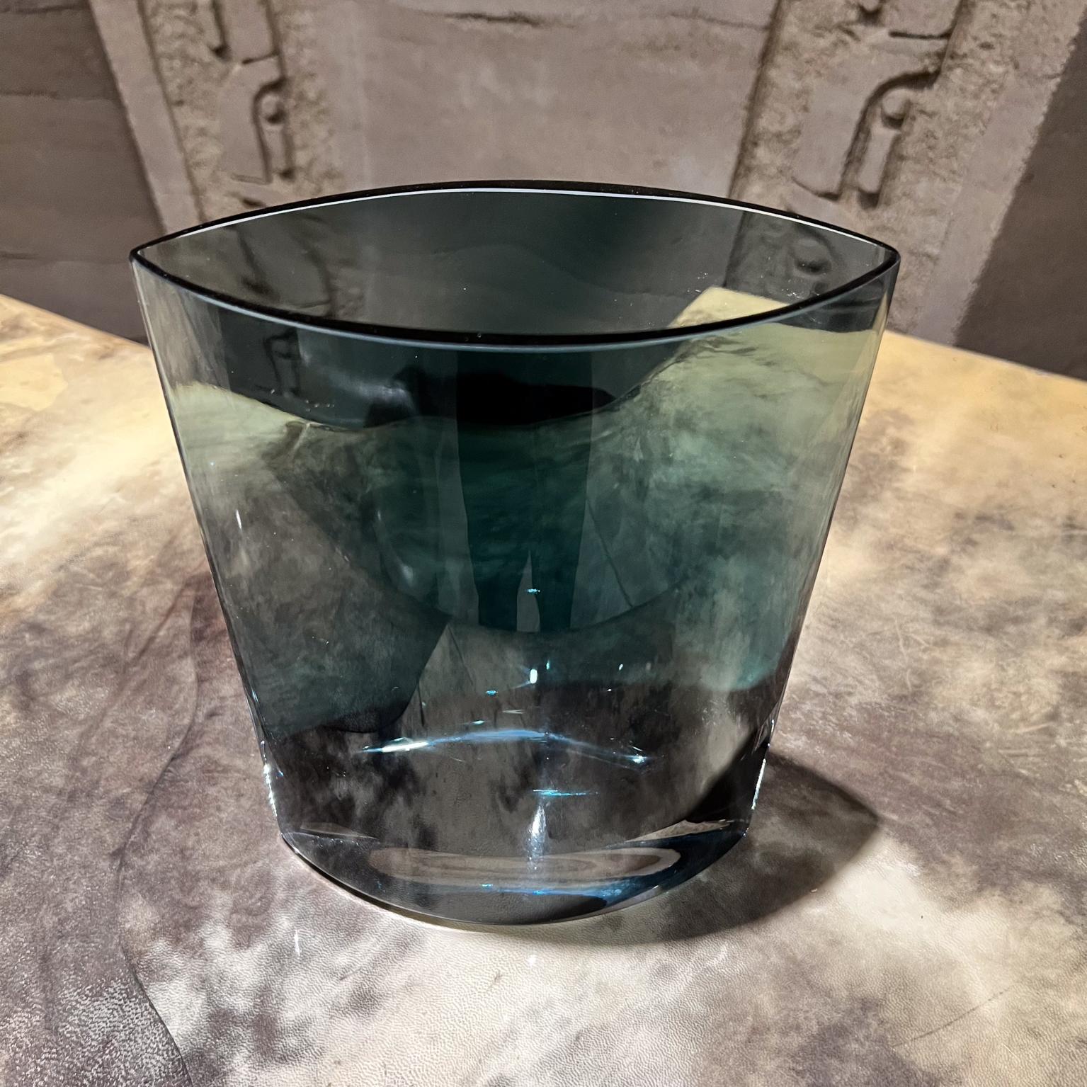 XX secolo Vaso modernista di cristallo LSA del 1960 in vetro blu e grigio in vendita