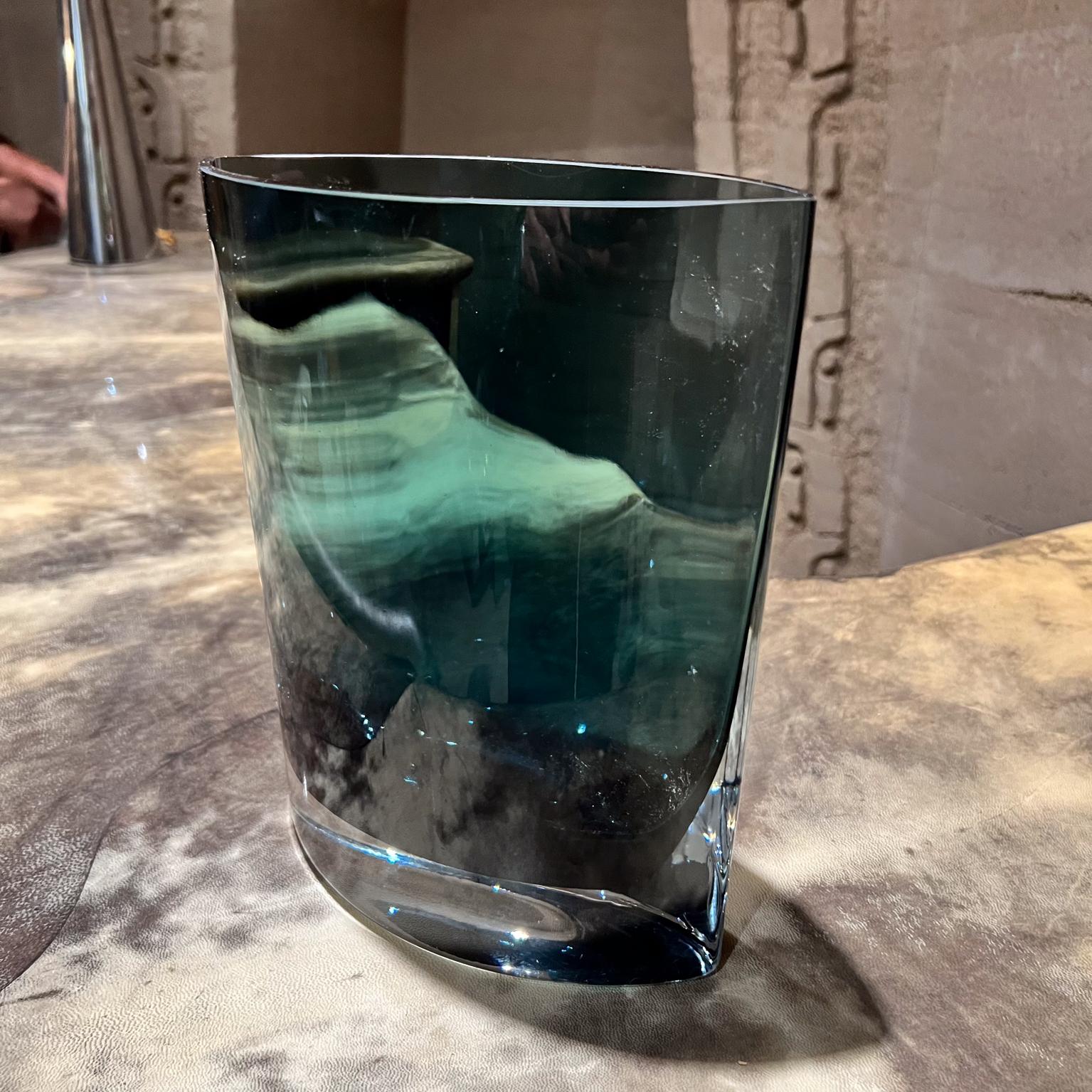 Vetro artistico Vaso modernista di cristallo LSA del 1960 in vetro blu e grigio in vendita