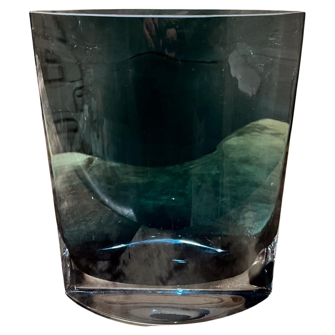 Vaso modernista di cristallo d'epoca I.L.A.
Blu-grigio fumé 
10 h x 8 x 4.25
Originale d'epoca
Fai riferimento alle immagini elencate