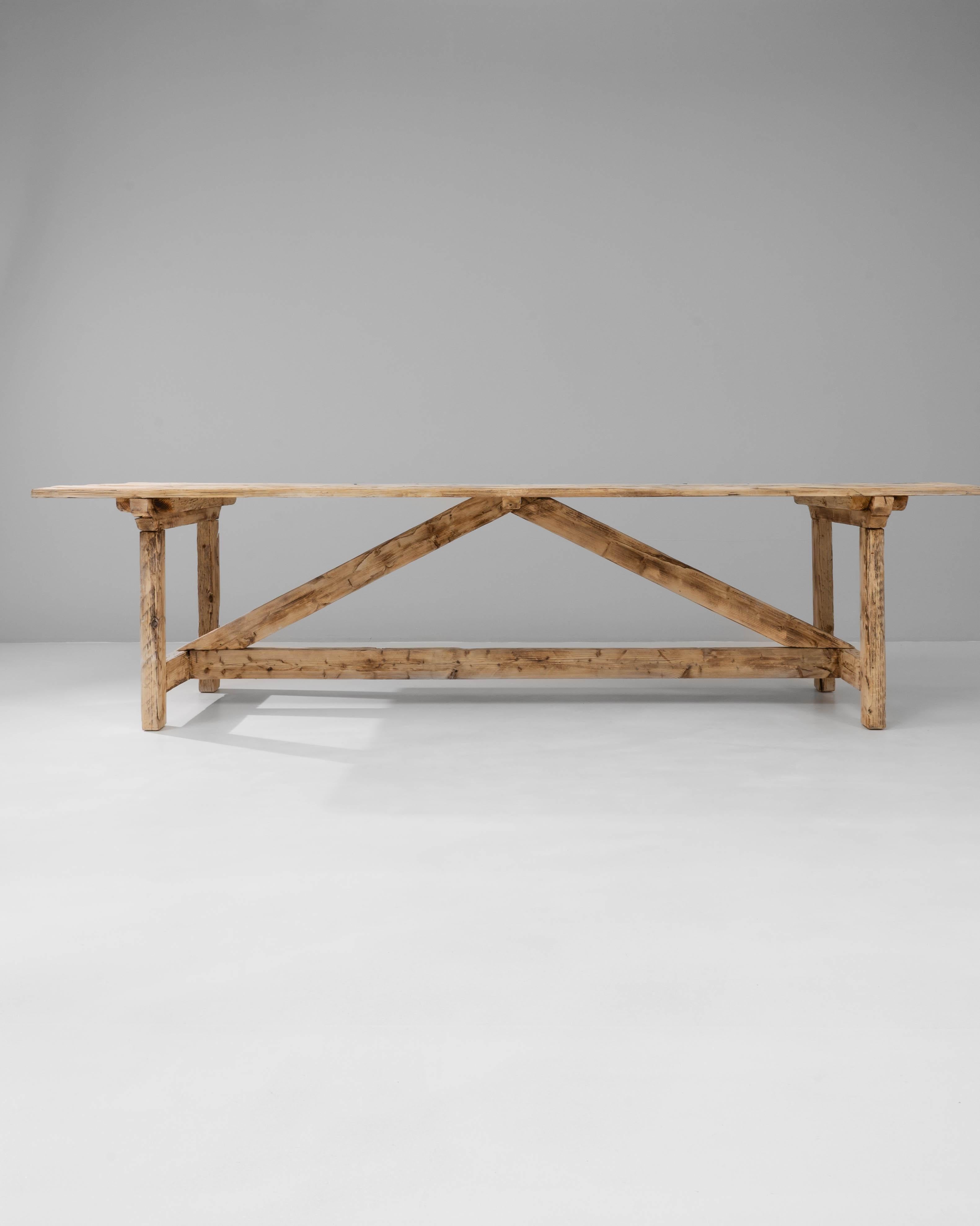 Esta mesa de comedor de caballete de pino polaco presenta un diseño atrevido a la par que rústico, fabricado en pino macizo con un acabado naturalmente desgastado que resalta su carácter auténtico. La larga encimera rectangular descansa sobre
