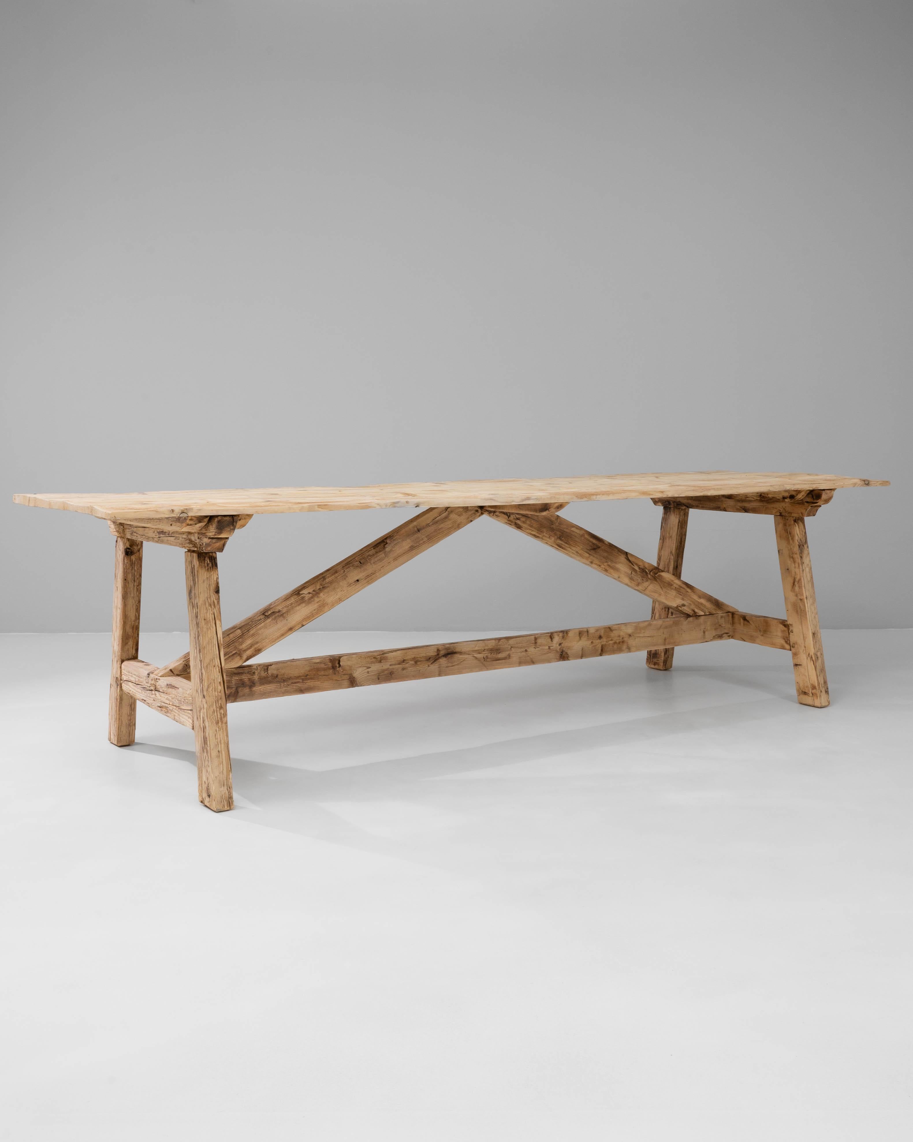 Mesa de comedor con caballete de pino polaco en Bueno estado para la venta en High Point, NC