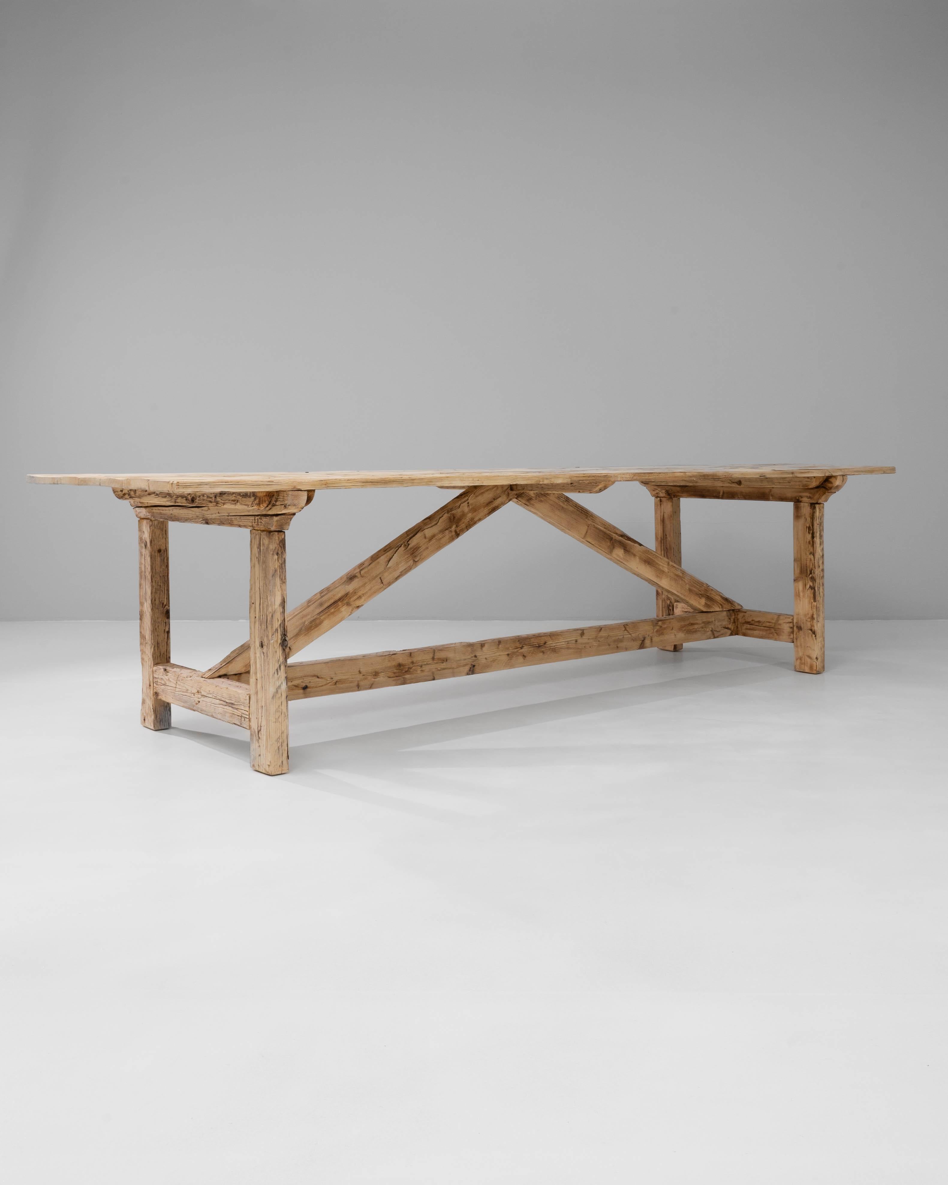 Mesa de comedor con caballete de pino polaco en Bueno estado para la venta en High Point, NC