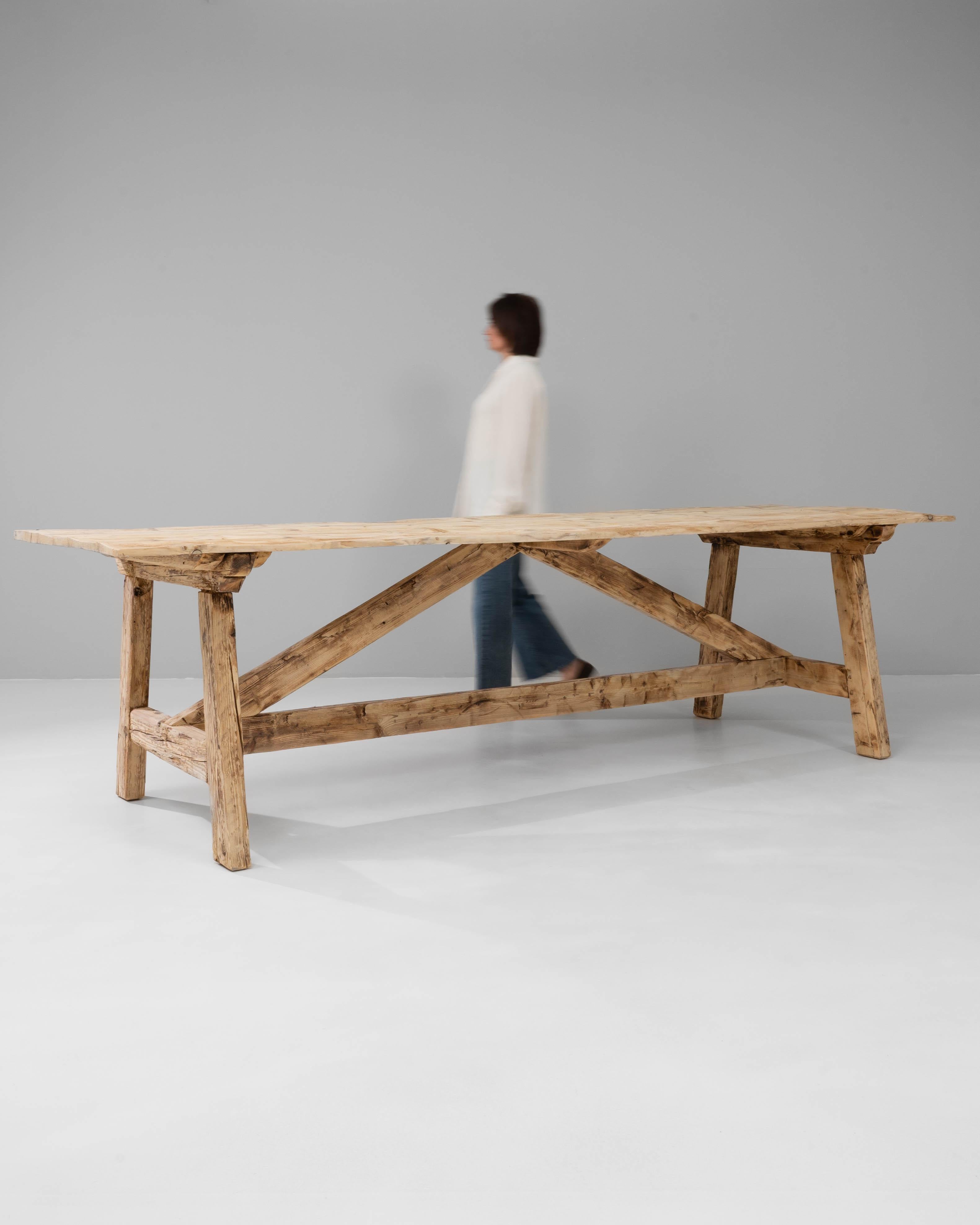 Mesa de comedor con caballete de pino polaco siglo XX en venta