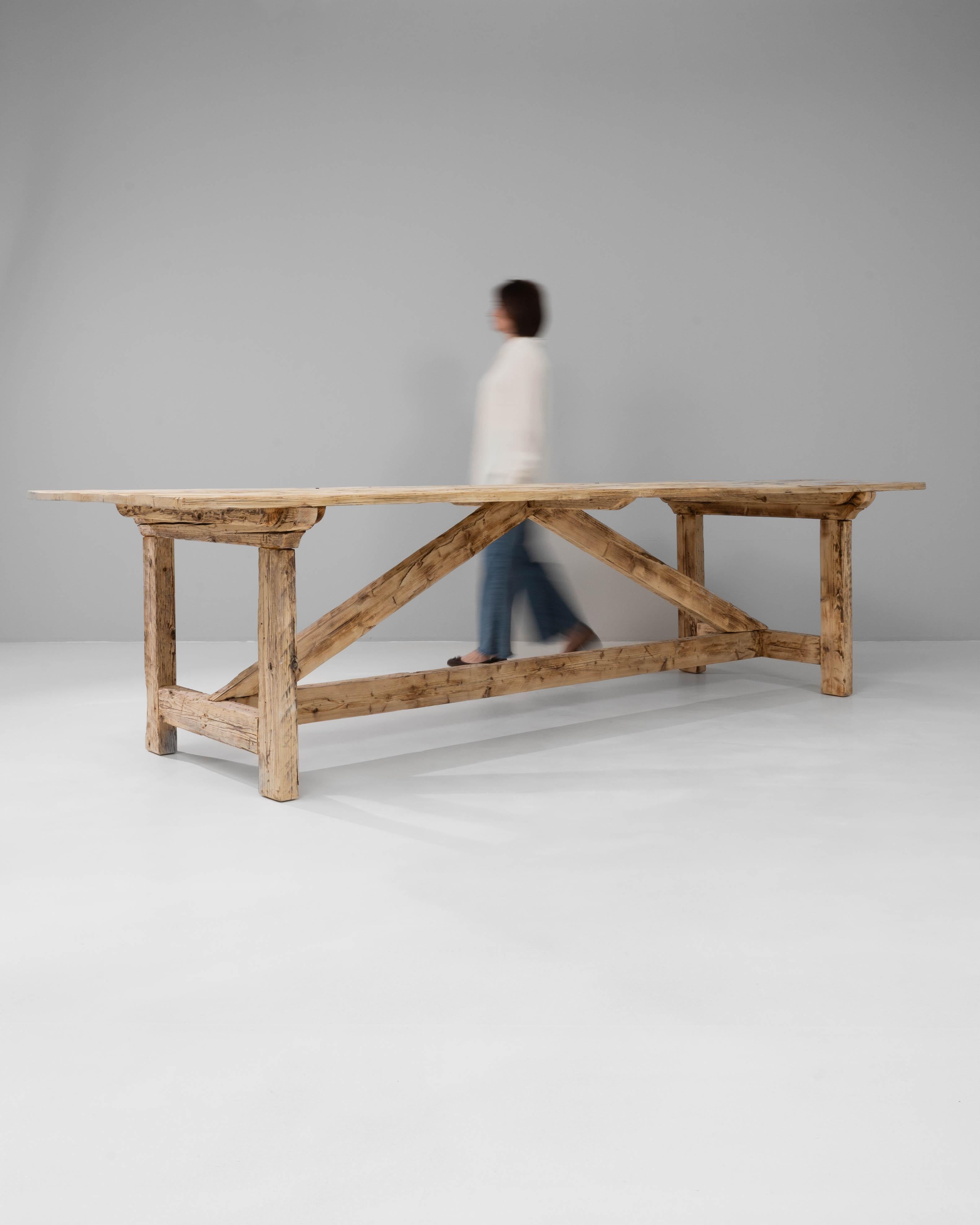 Mesa de comedor con caballete de pino polaco siglo XX en venta