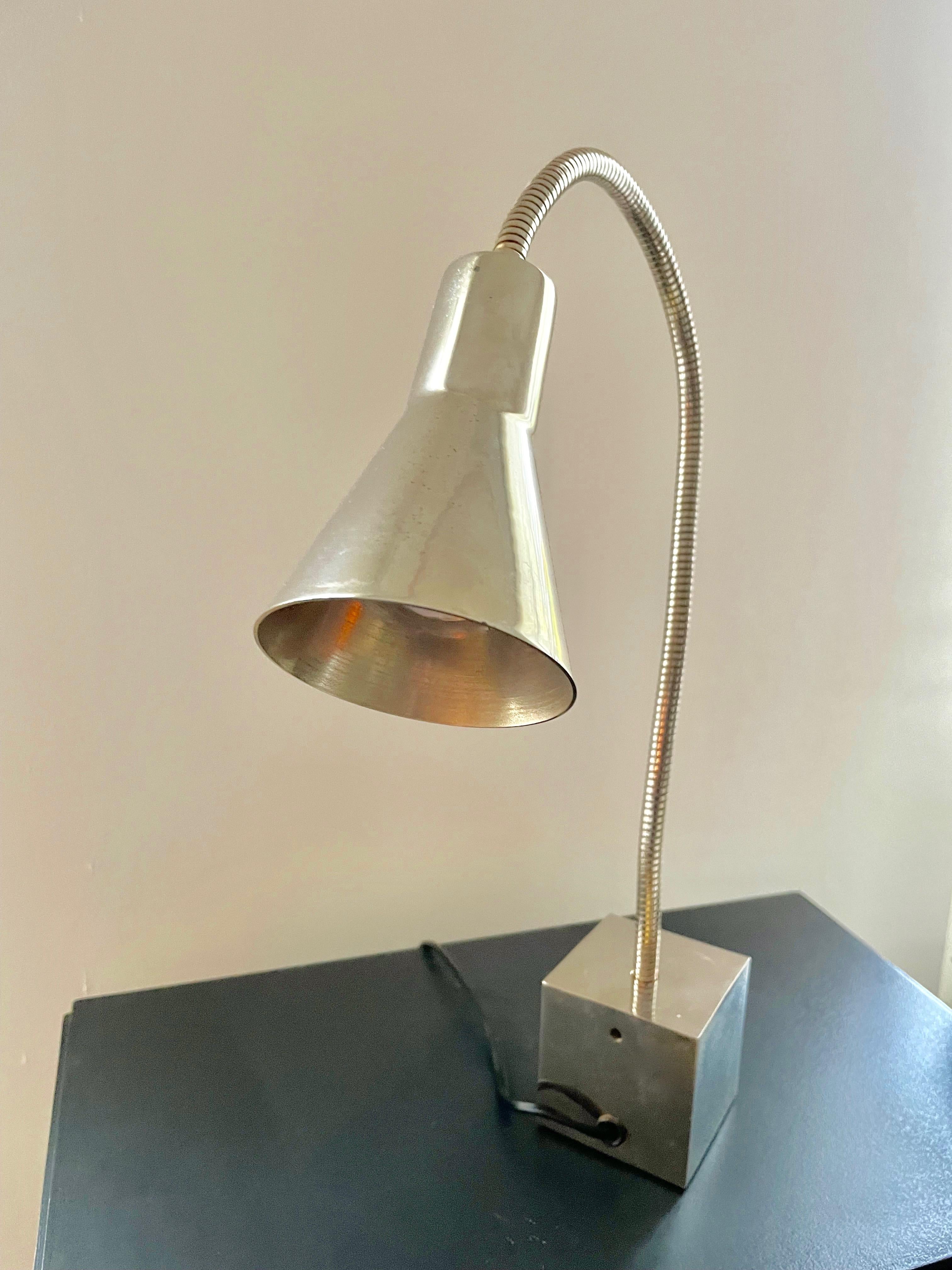 Français Lampe de bureau en acier poli avec réflecteur souple de Michel Boyer, France 1968. en vente