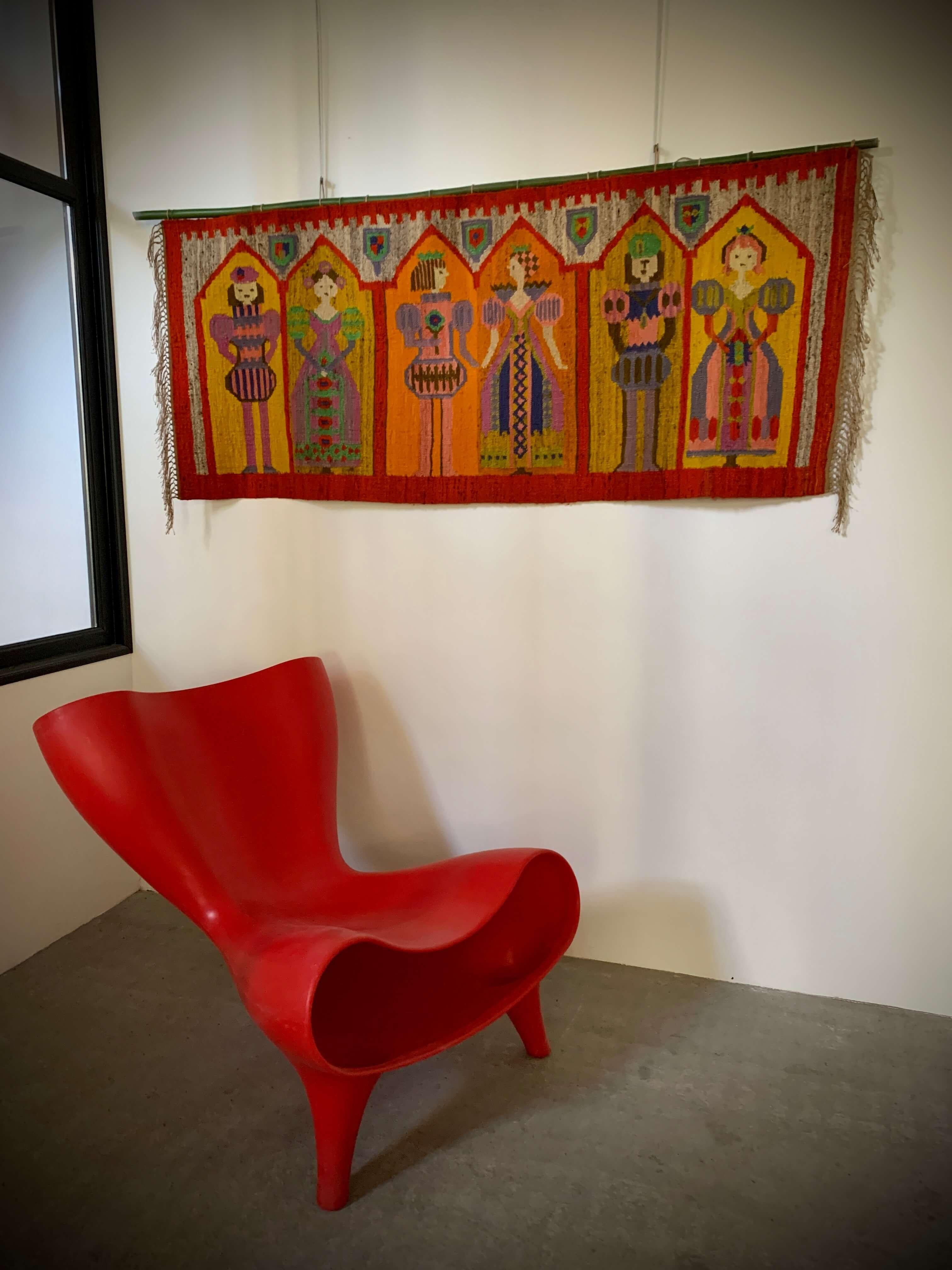 Arazzo scandinavo degli anni '60, 
Tessuto a mano con una trama fitta, 
caratterizzato da un'armoniosa tavolozza di colori vivaci.  
Condizioni perfette  
Artista: A. Raczkowska
Polonia, 1960 circa